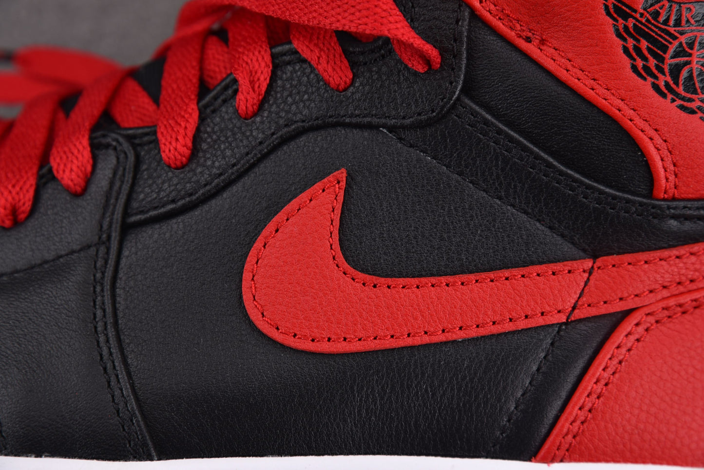 Air Jordan 1 Retro High 'Banned' 2011