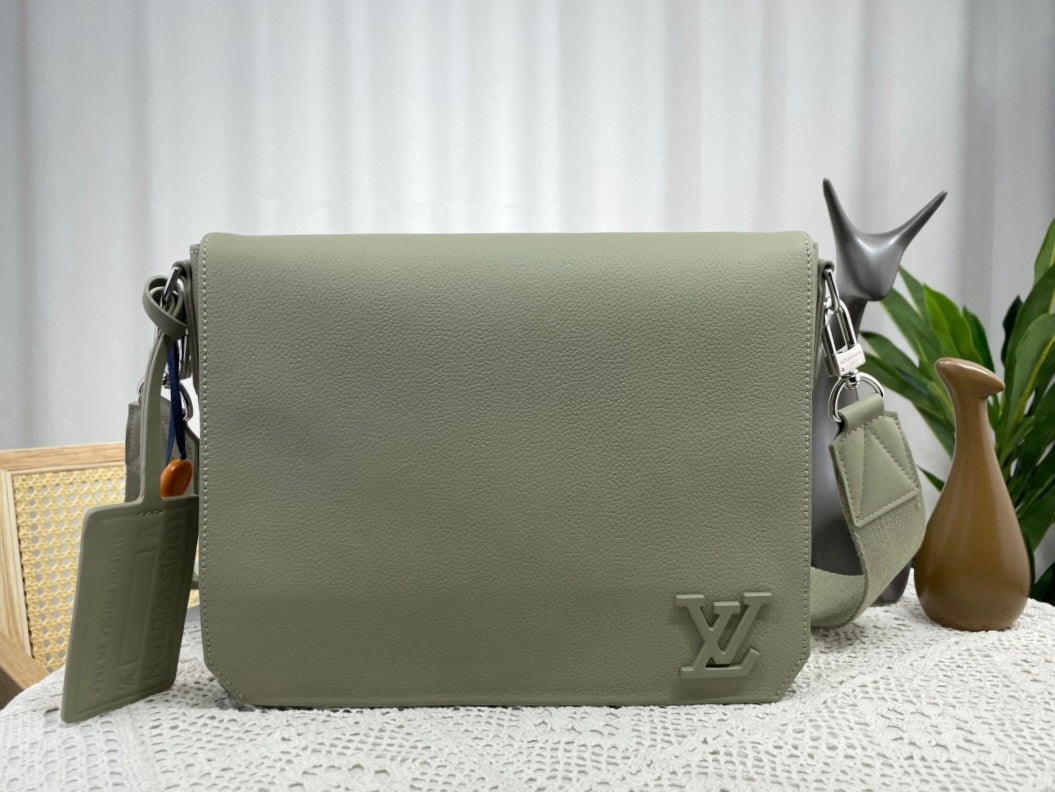 Louis Vuitton Takeoff Messenger