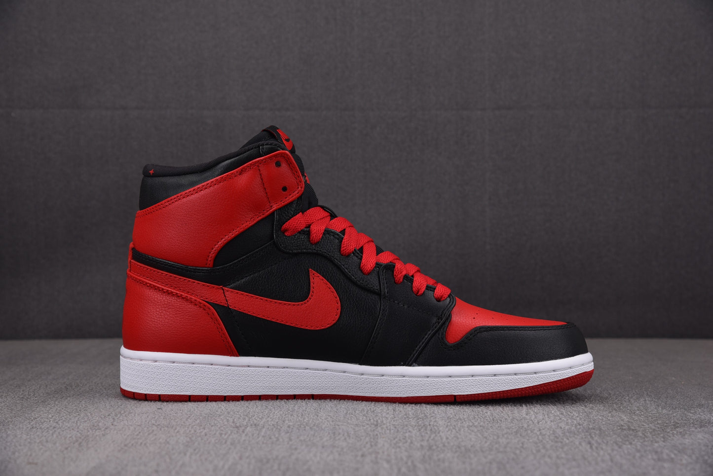 Air Jordan 1 Retro High 'Banned' 2011