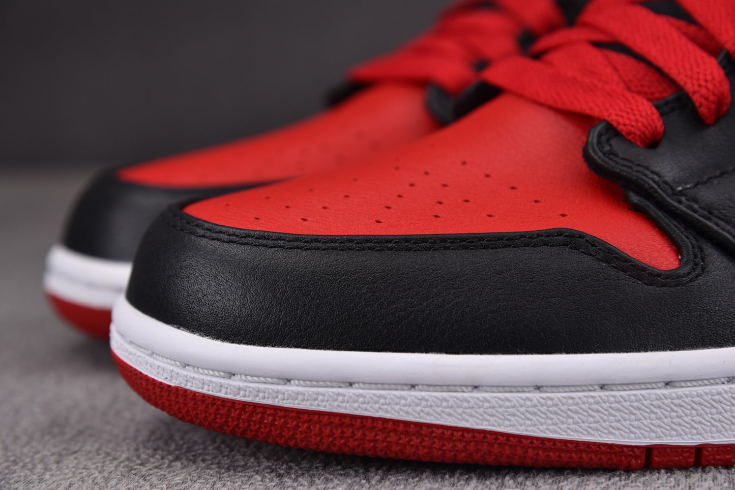 Air Jordan 1 Retro High 'Banned' 2011