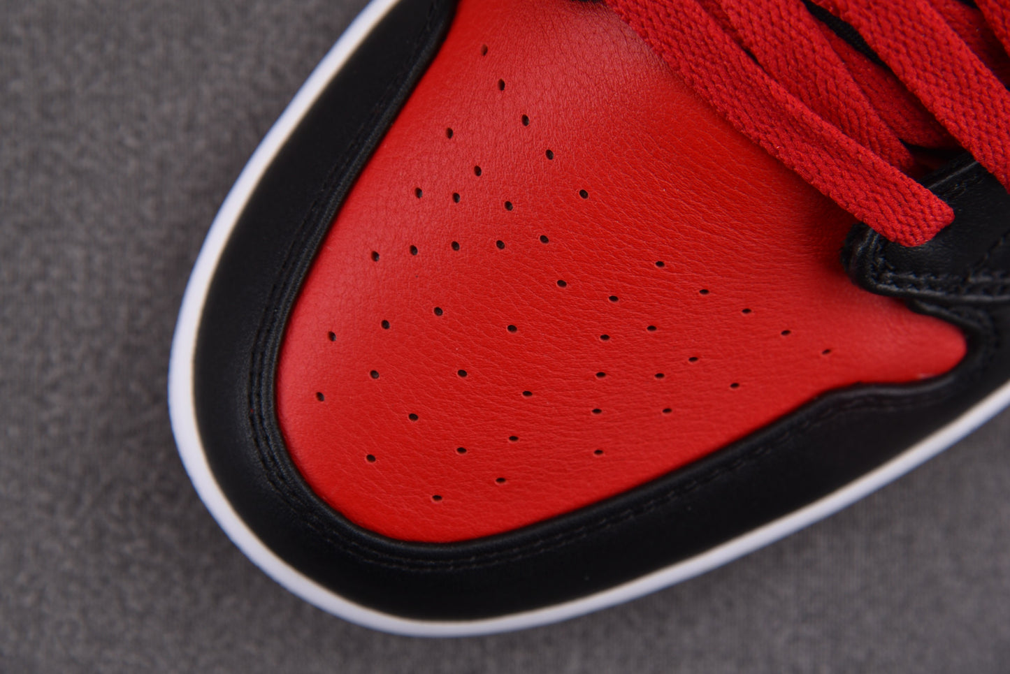 Air Jordan 1 Retro High 'Banned' 2011