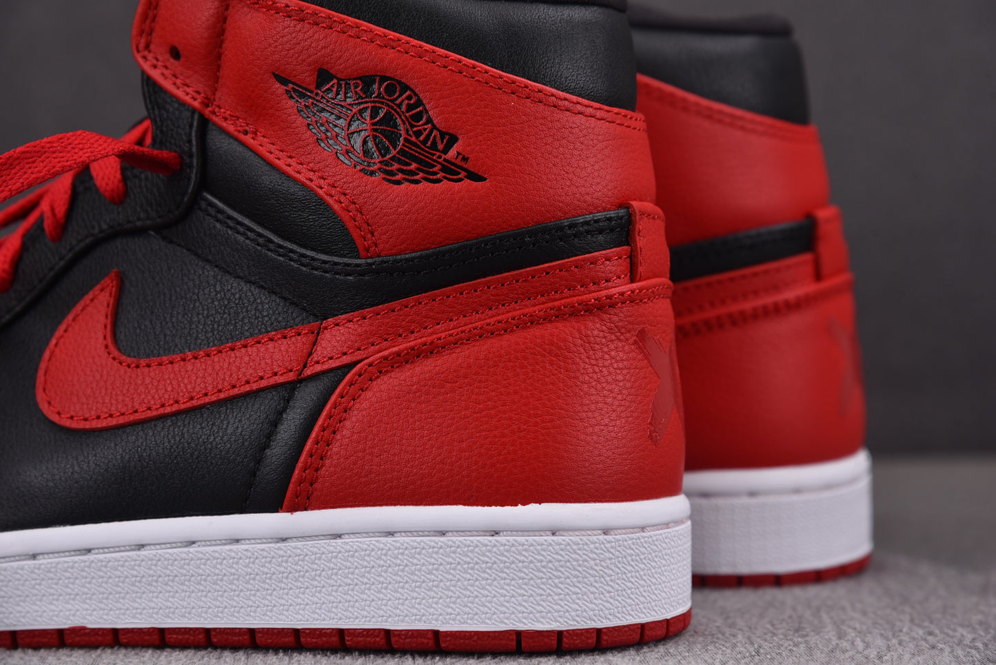 Air Jordan 1 Retro High 'Banned' 2011