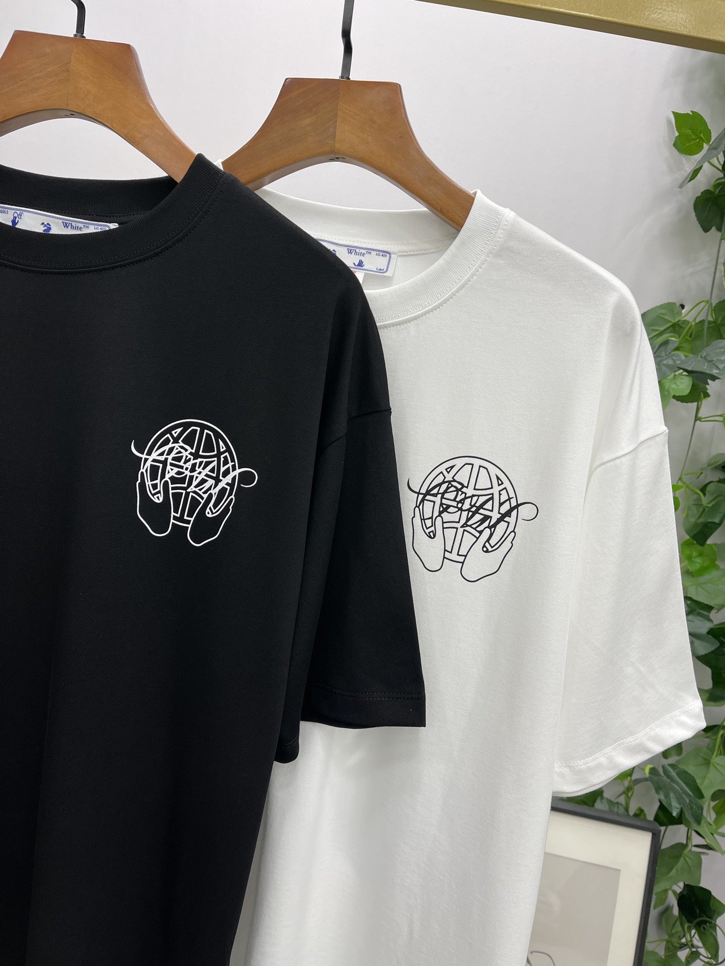 OFF-WHITE Hand Arrow Tee