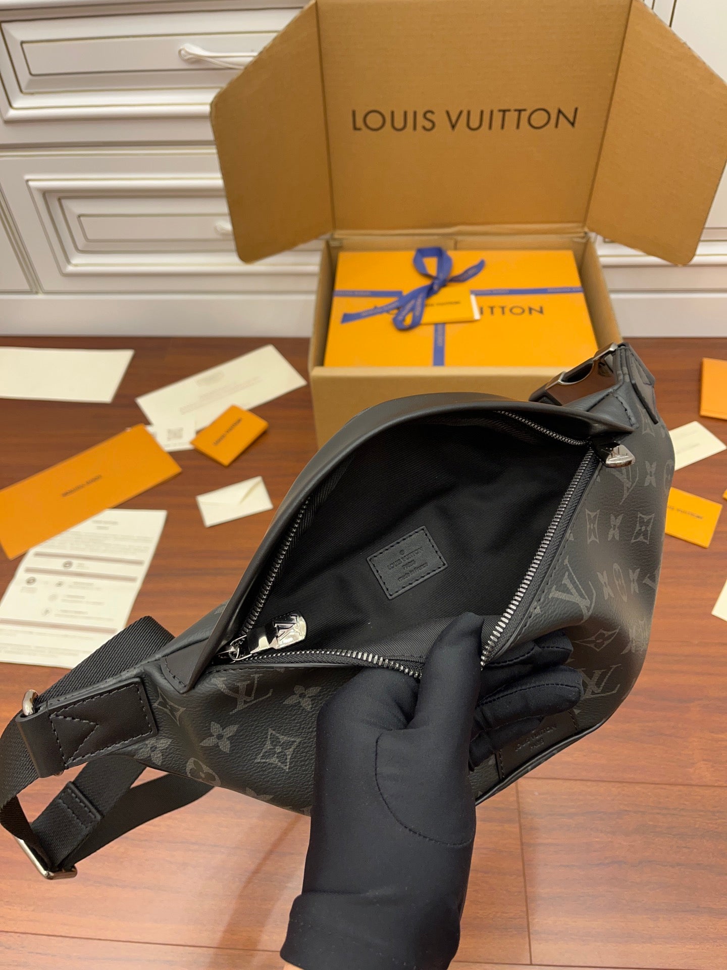 LV Discovery Bumbag PM M46035