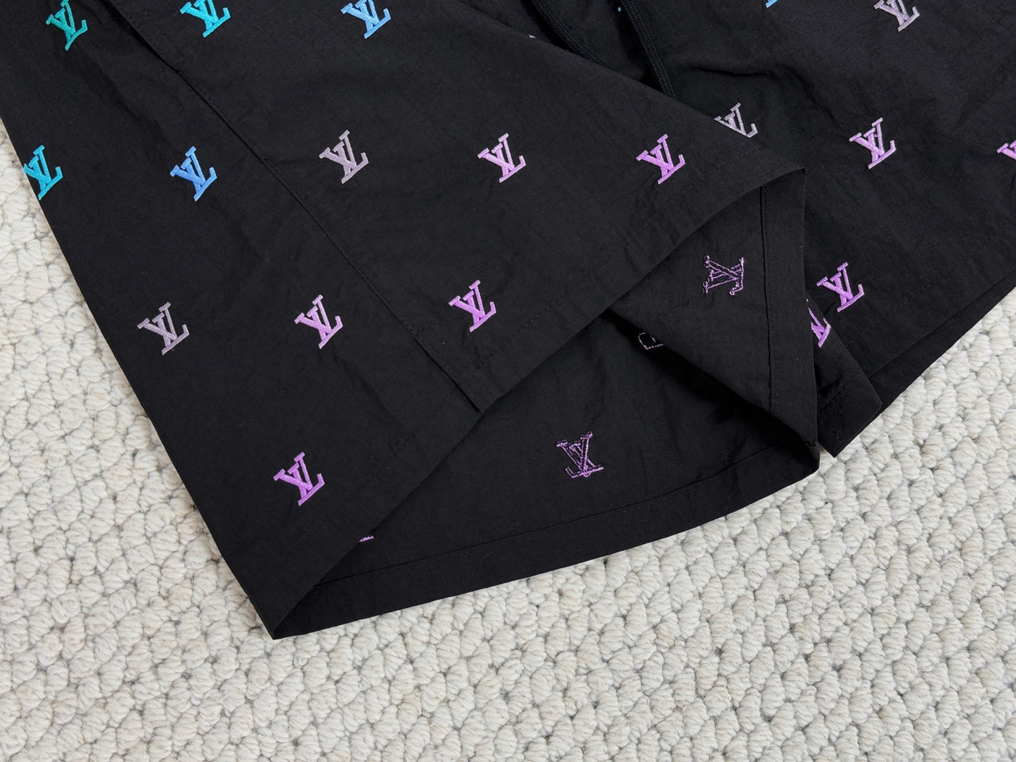 LV Blason Gradient Embroidered Swim Shorts 1AGTQU