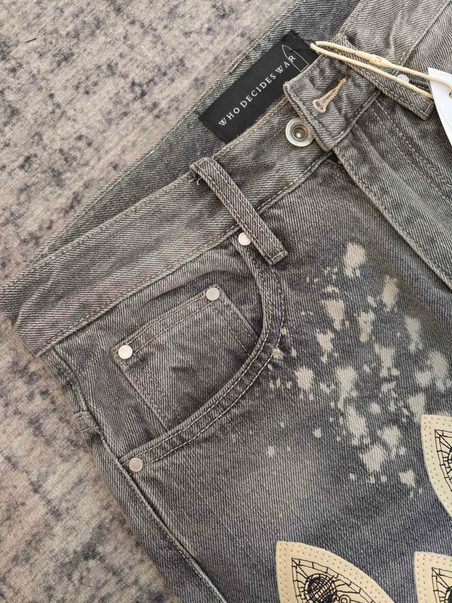 WHO DECIDES WAR SCRIPTURE DENIM (VINTAGE GREY)