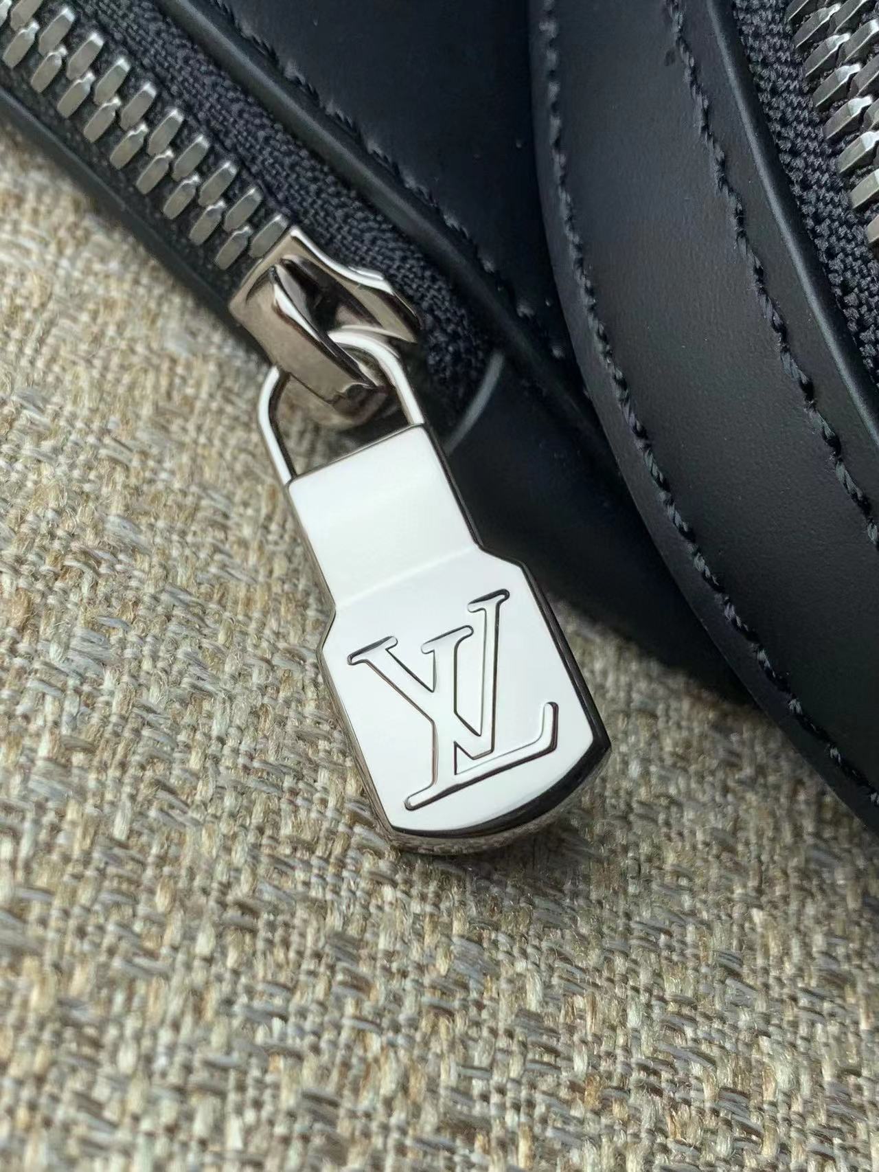 Louis Vuitton Avenue Slingbag PM M47137
