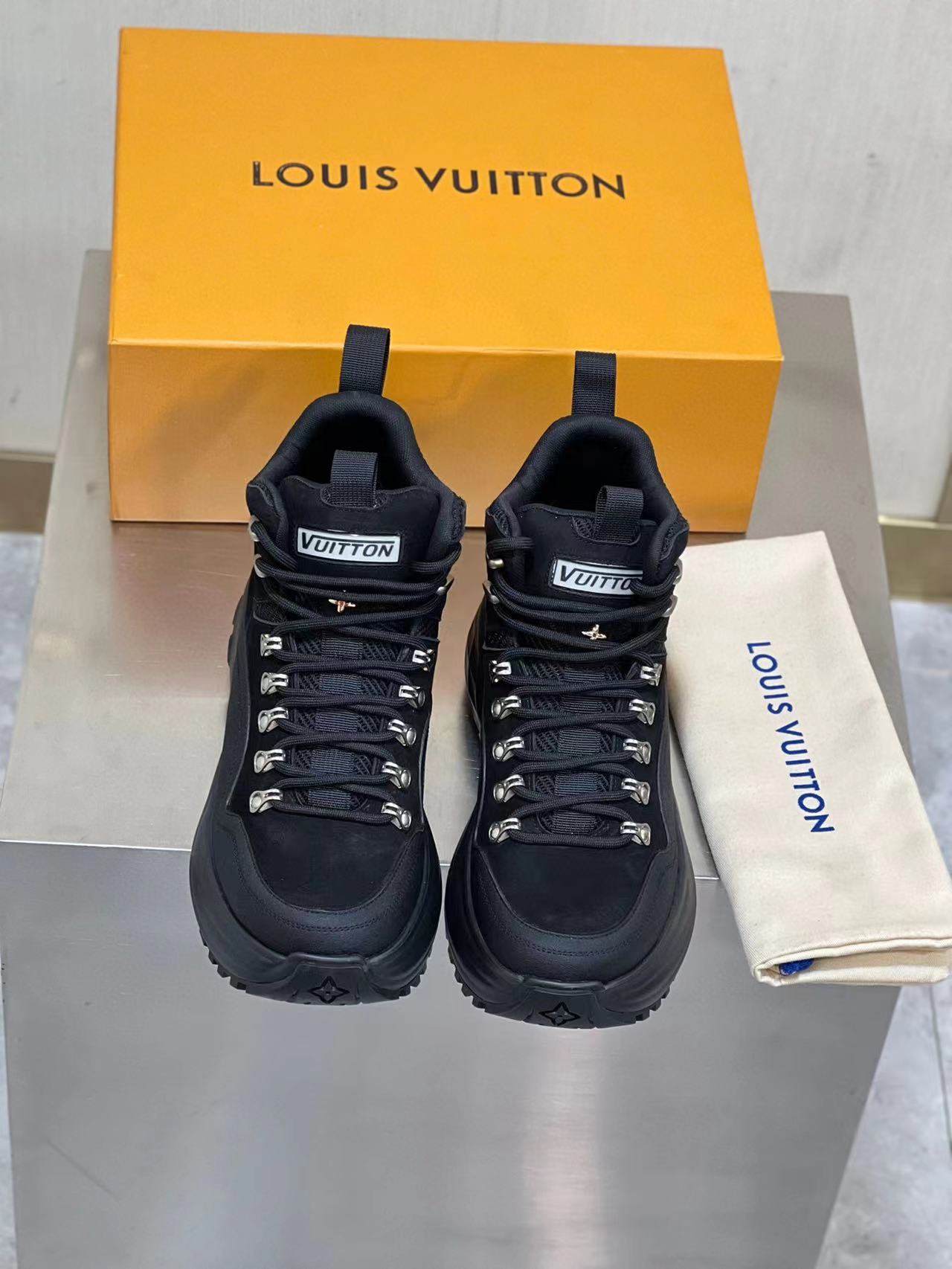 Louis Vuitton LV Discovery Ankle Boot 1ACFCH