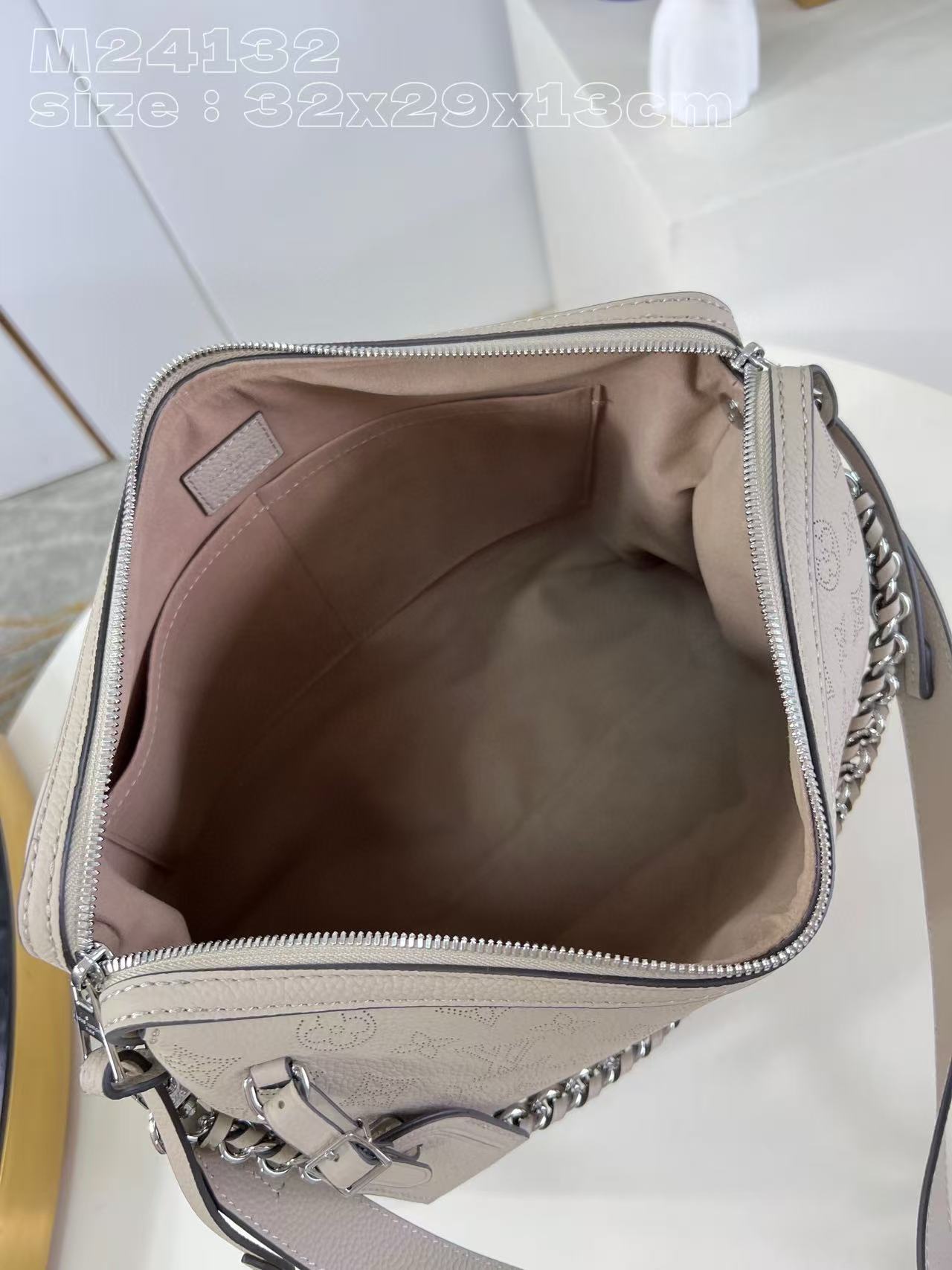 LV Hand It All MM M24133