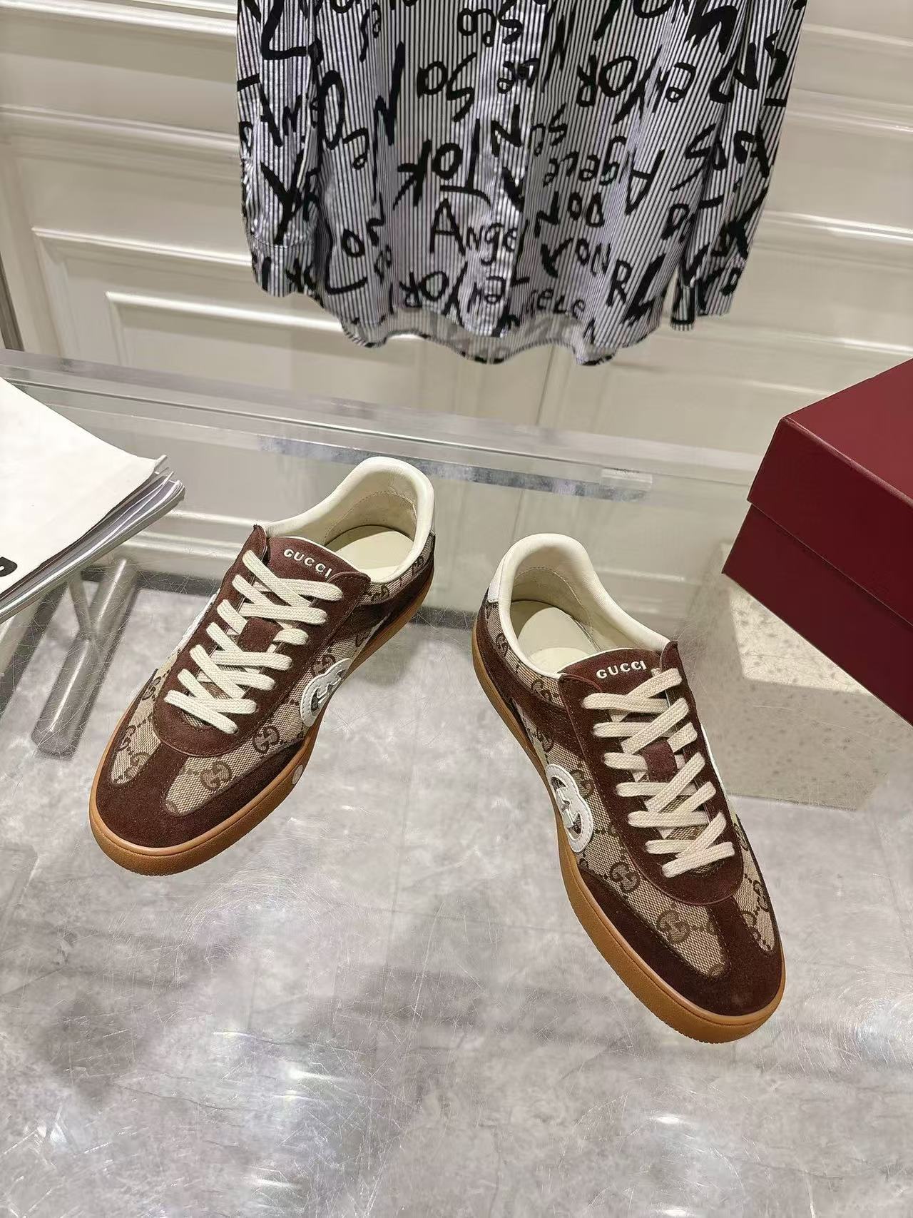 Men's sneaker with Interlocking G dark brown