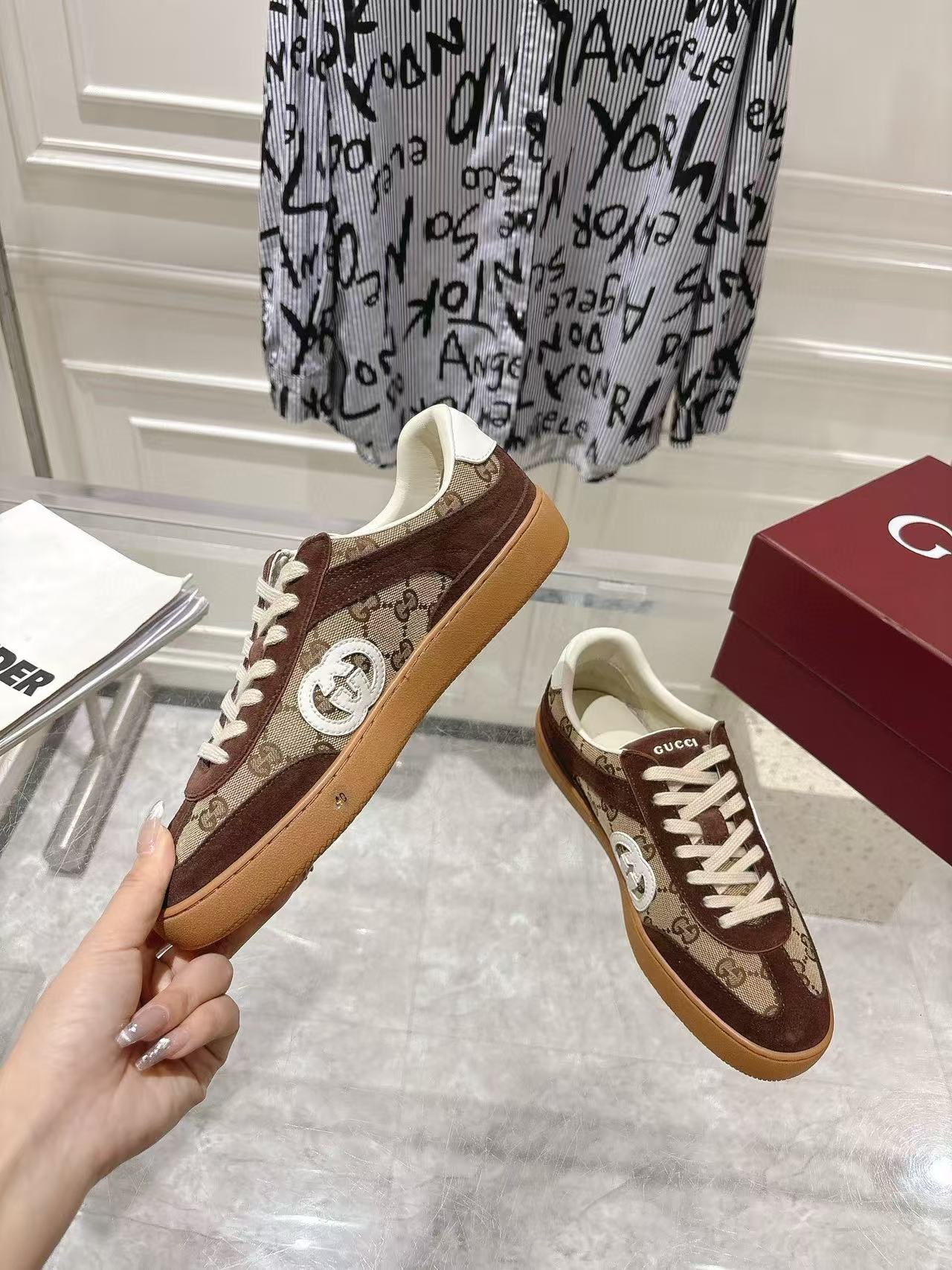 Men's sneaker with Interlocking G dark brown