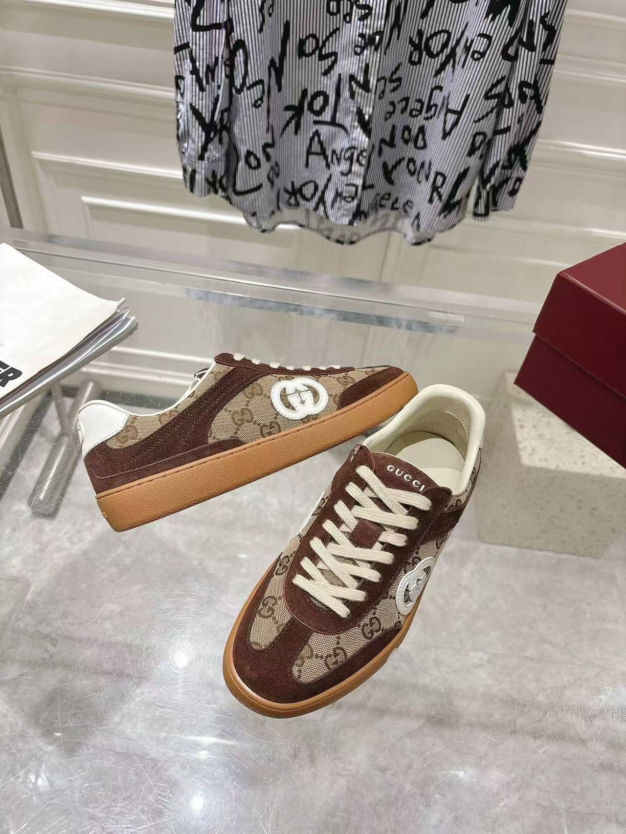 Men's sneaker with Interlocking G dark brown