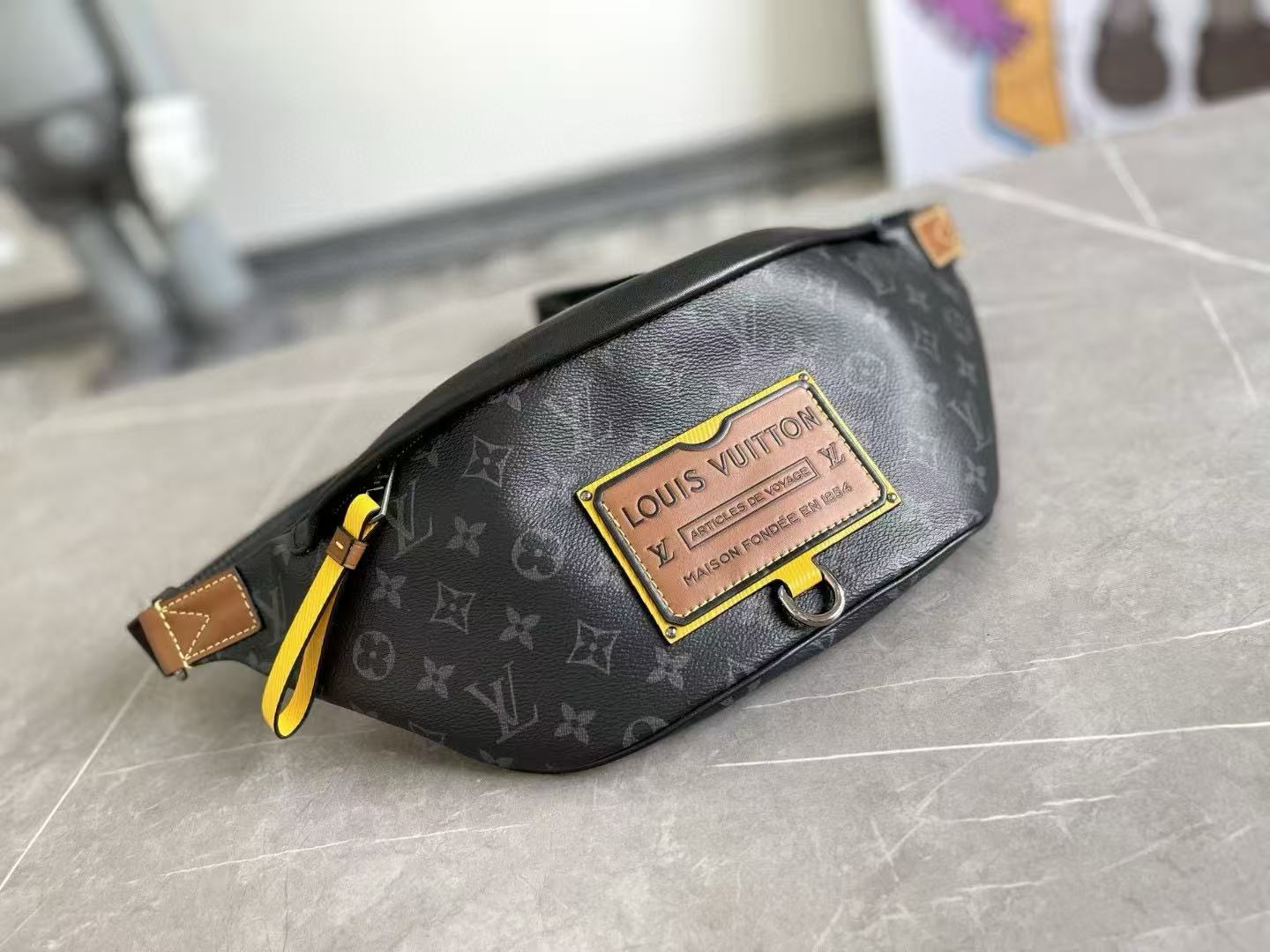 LV DISCOVERY BUM BAG ECLIPSE M45220