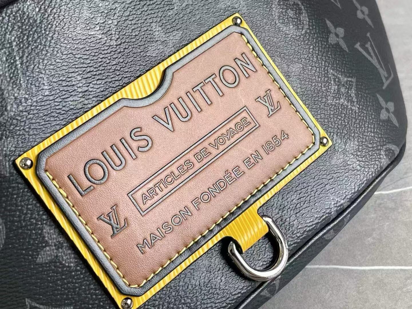 LV DISCOVERY BUM BAG ECLIPSE M45220