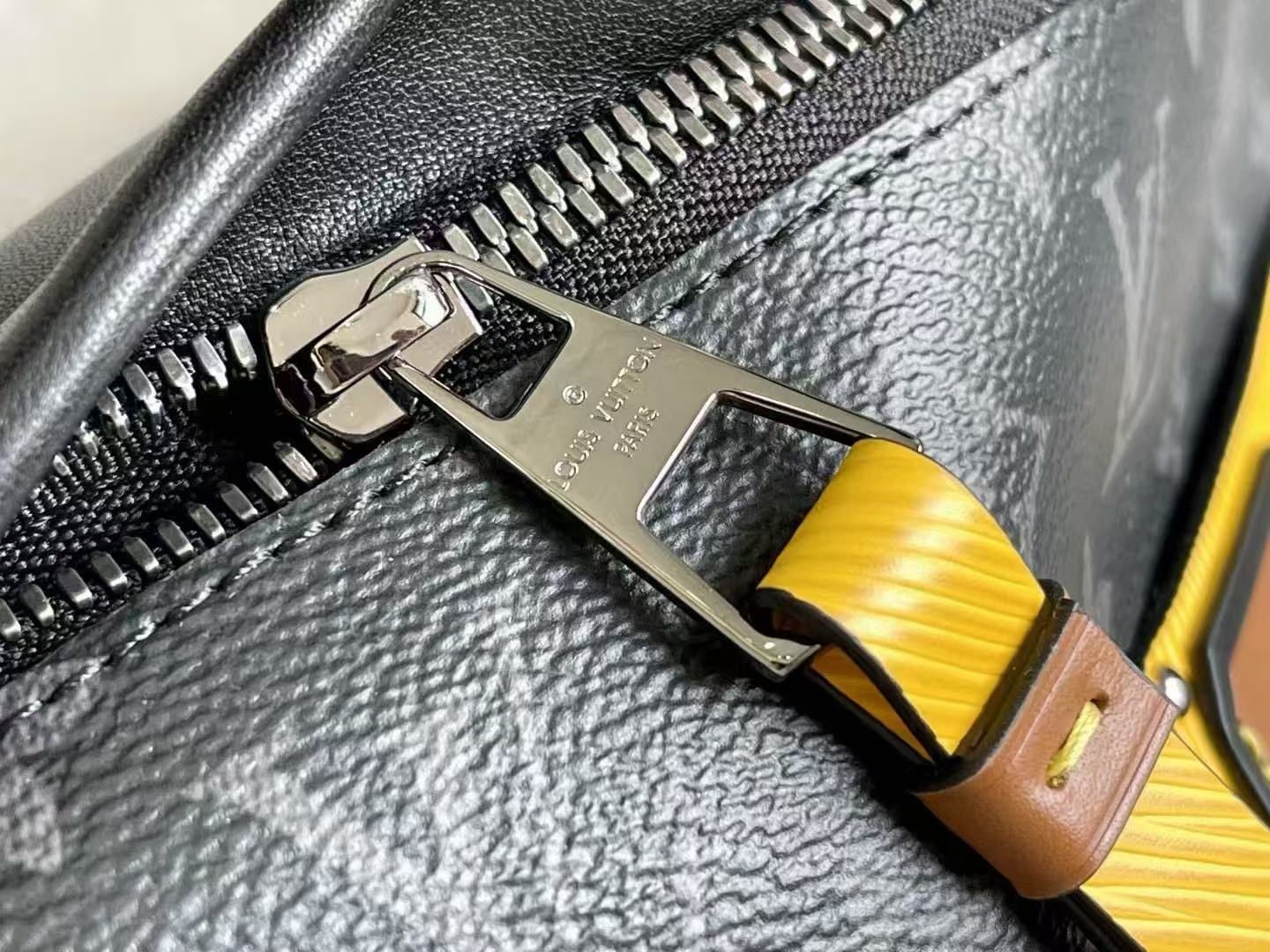 LV DISCOVERY BUM BAG ECLIPSE M45220
