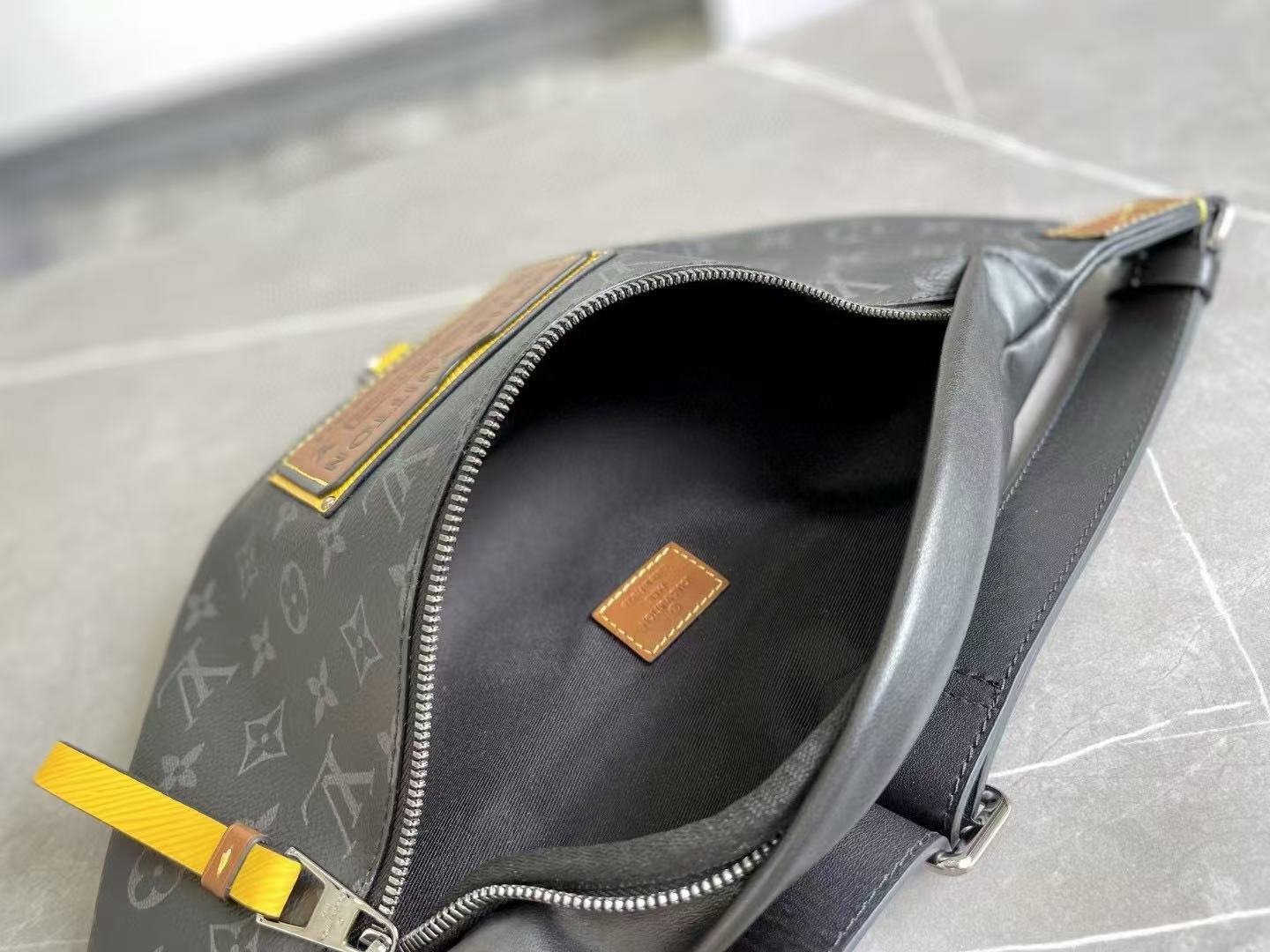 LV DISCOVERY BUM BAG ECLIPSE M45220