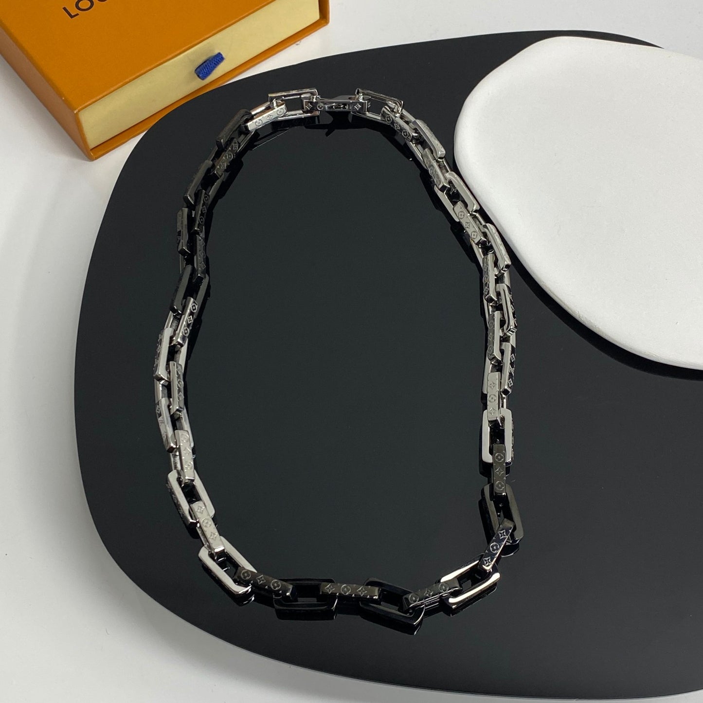 LV Monogram Chain Necklace M00677