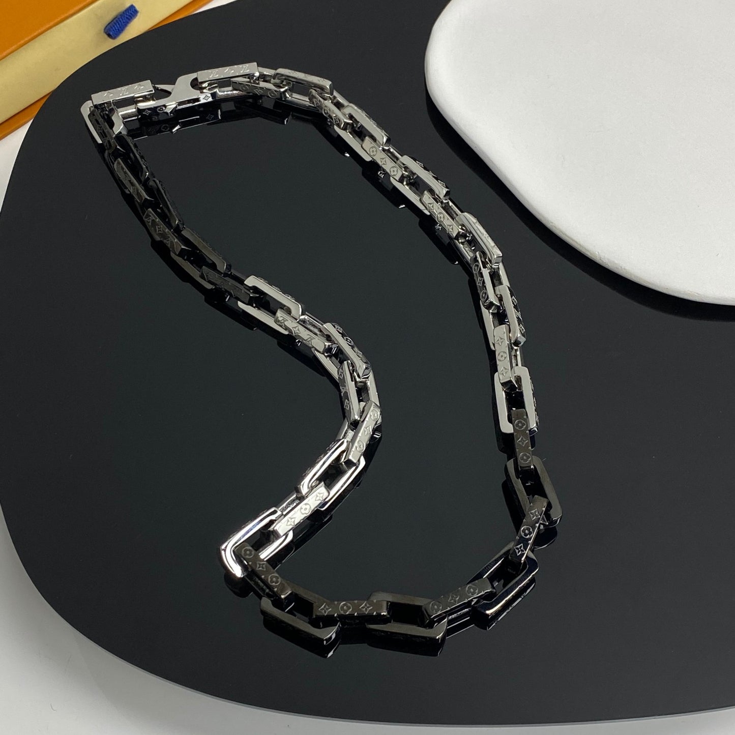 LV Monogram Chain Necklace M00677
