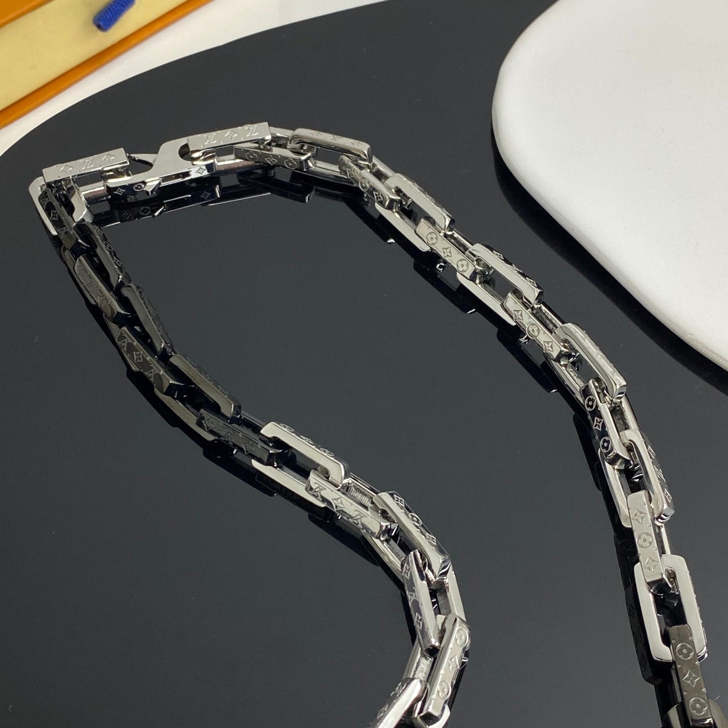 LV Monogram Chain Necklace M00677