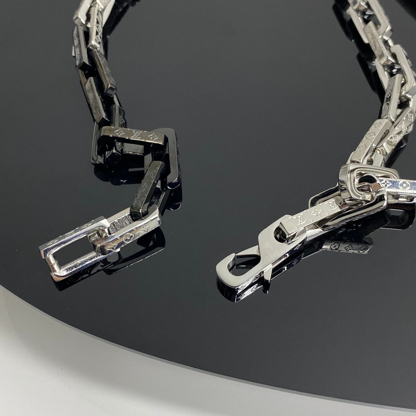 LV Monogram Chain Necklace M00677