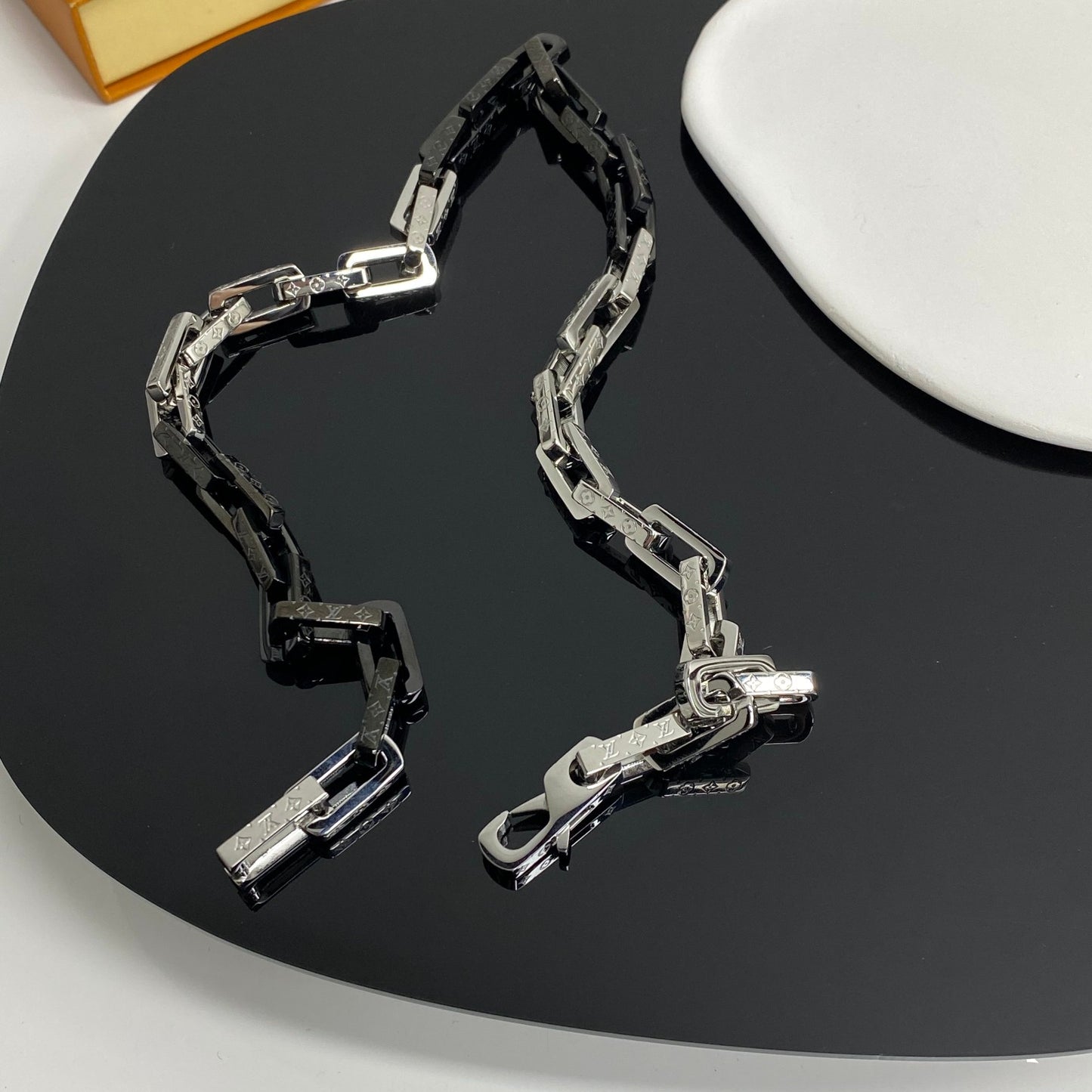 LV Monogram Chain Necklace M00677