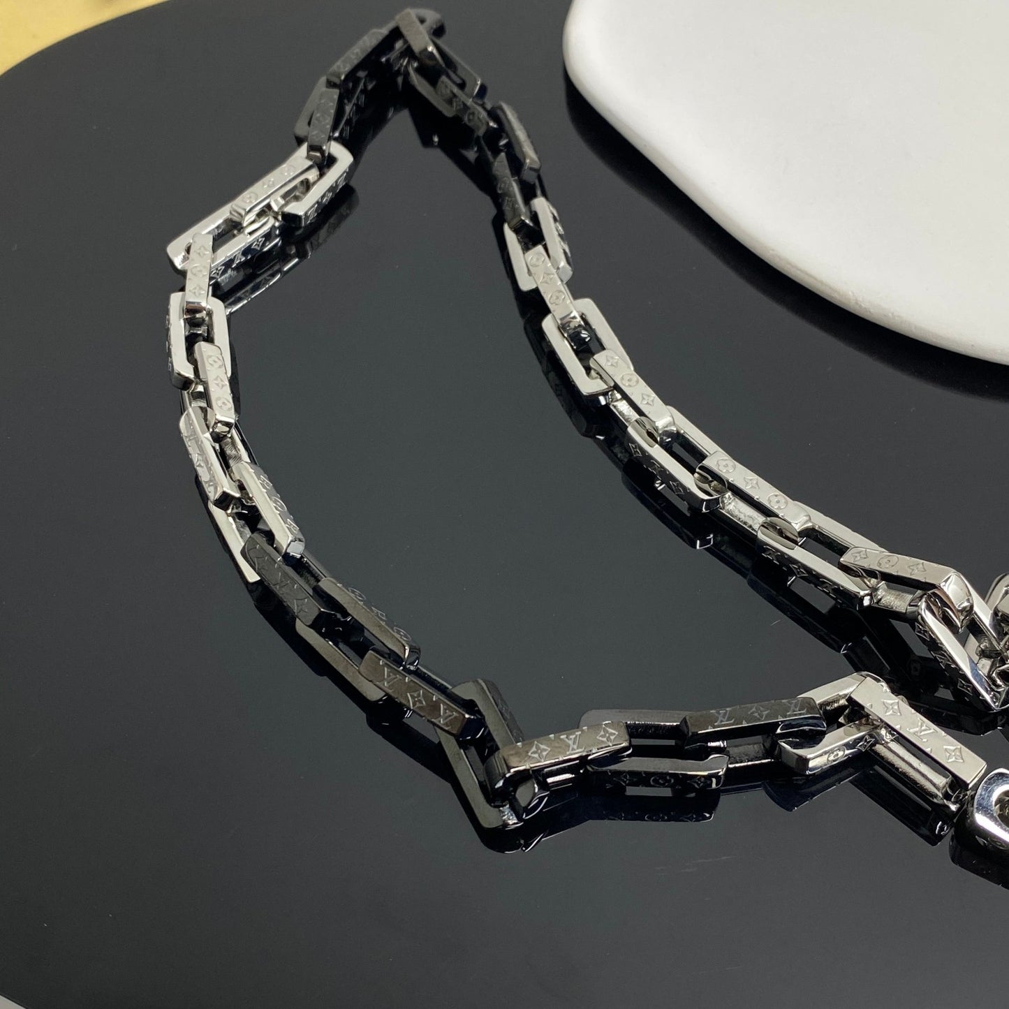 LV Monogram Chain Necklace M00677