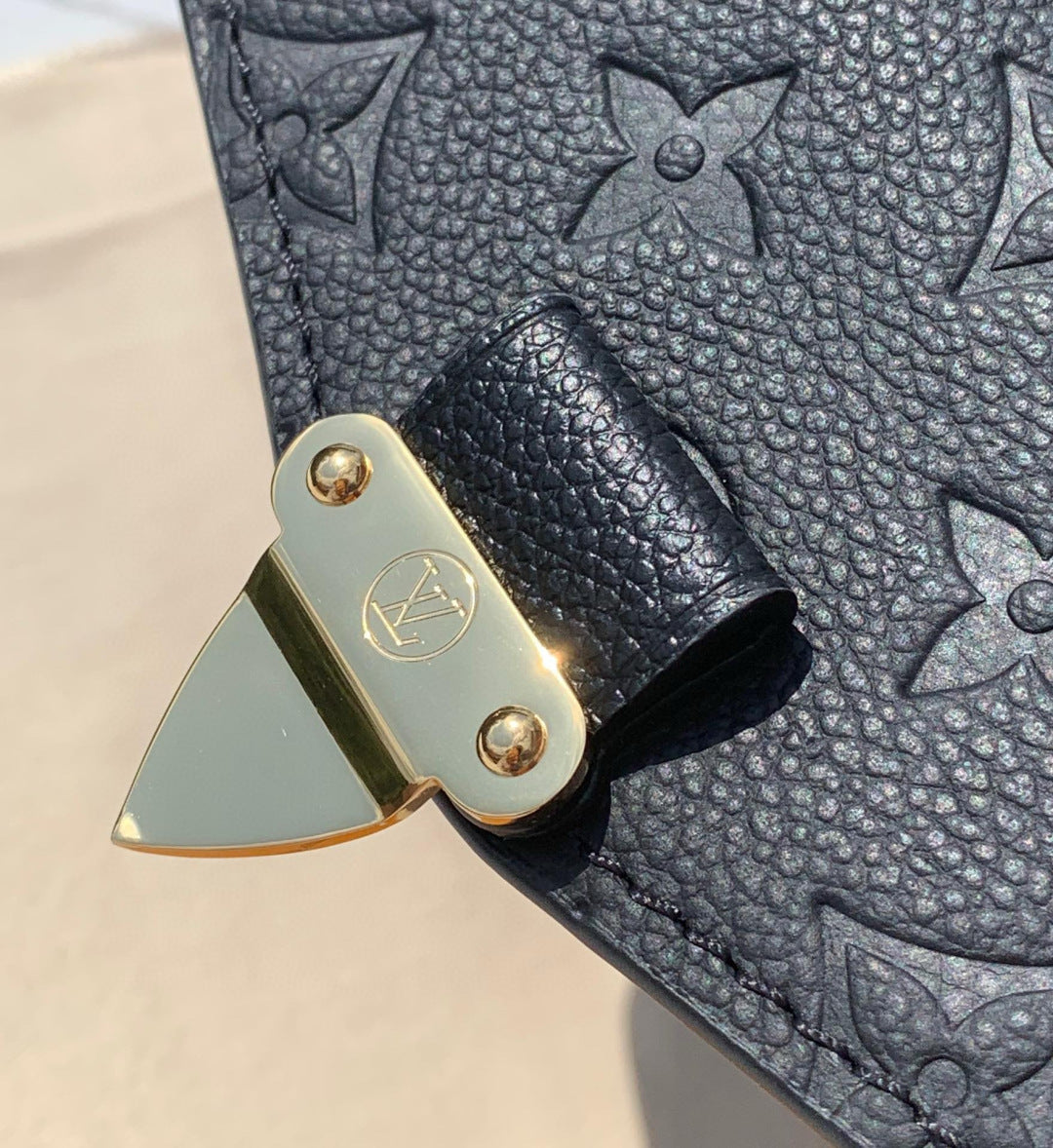 LV Pochette Métis East West M46595