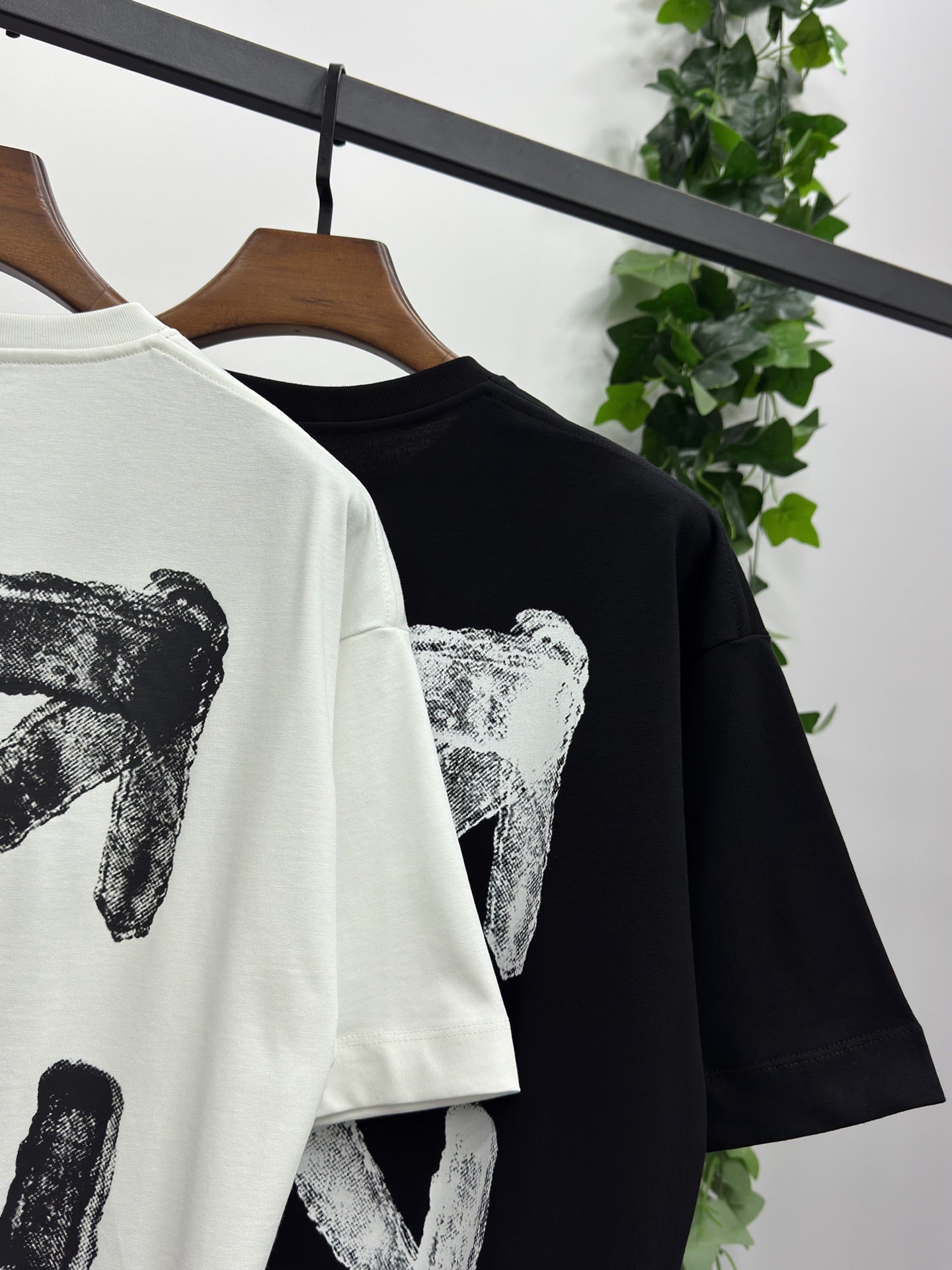 OW spray arrow t-shirt