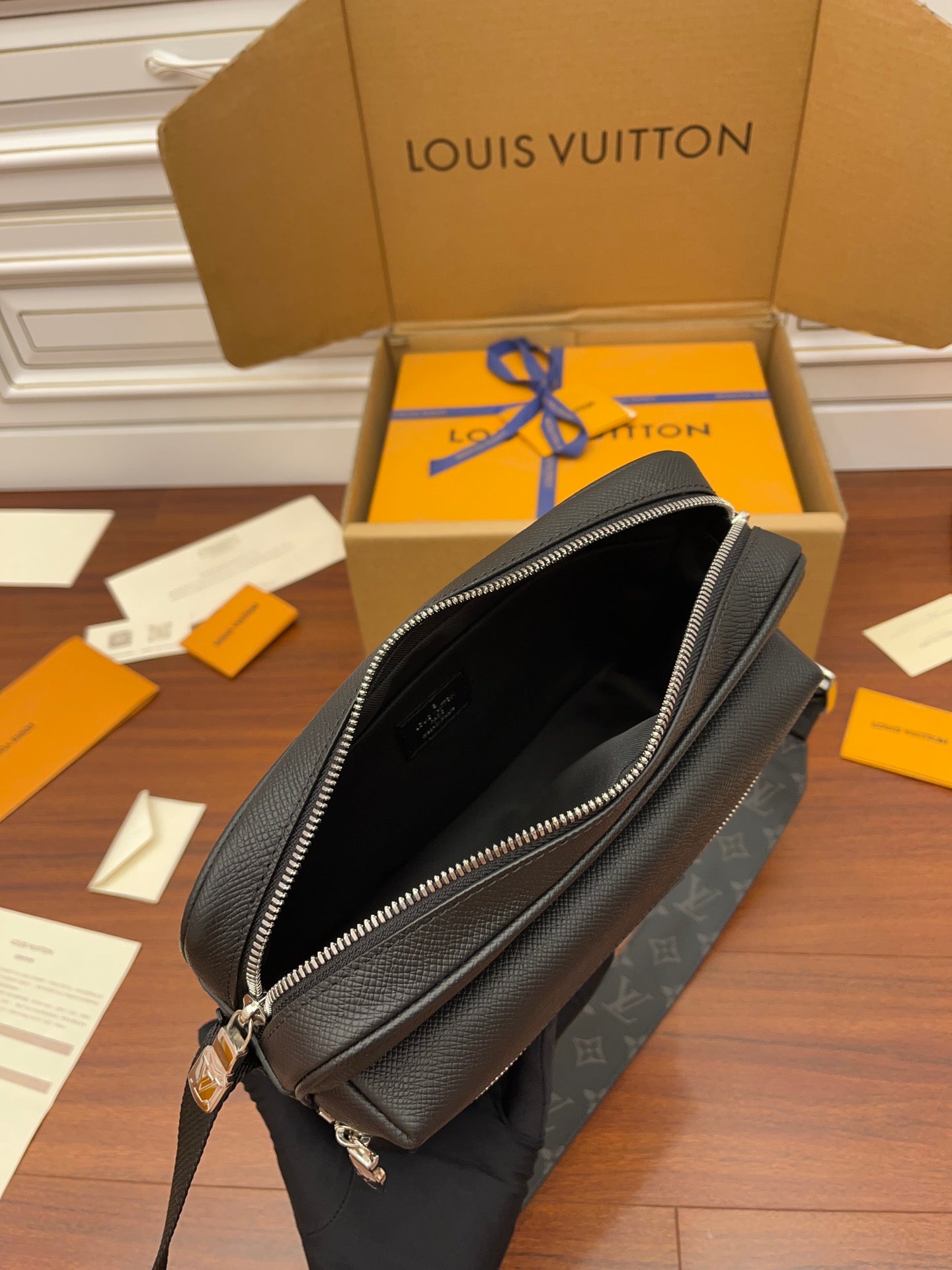 Louis Vuitton Outdoor Messenger M30233