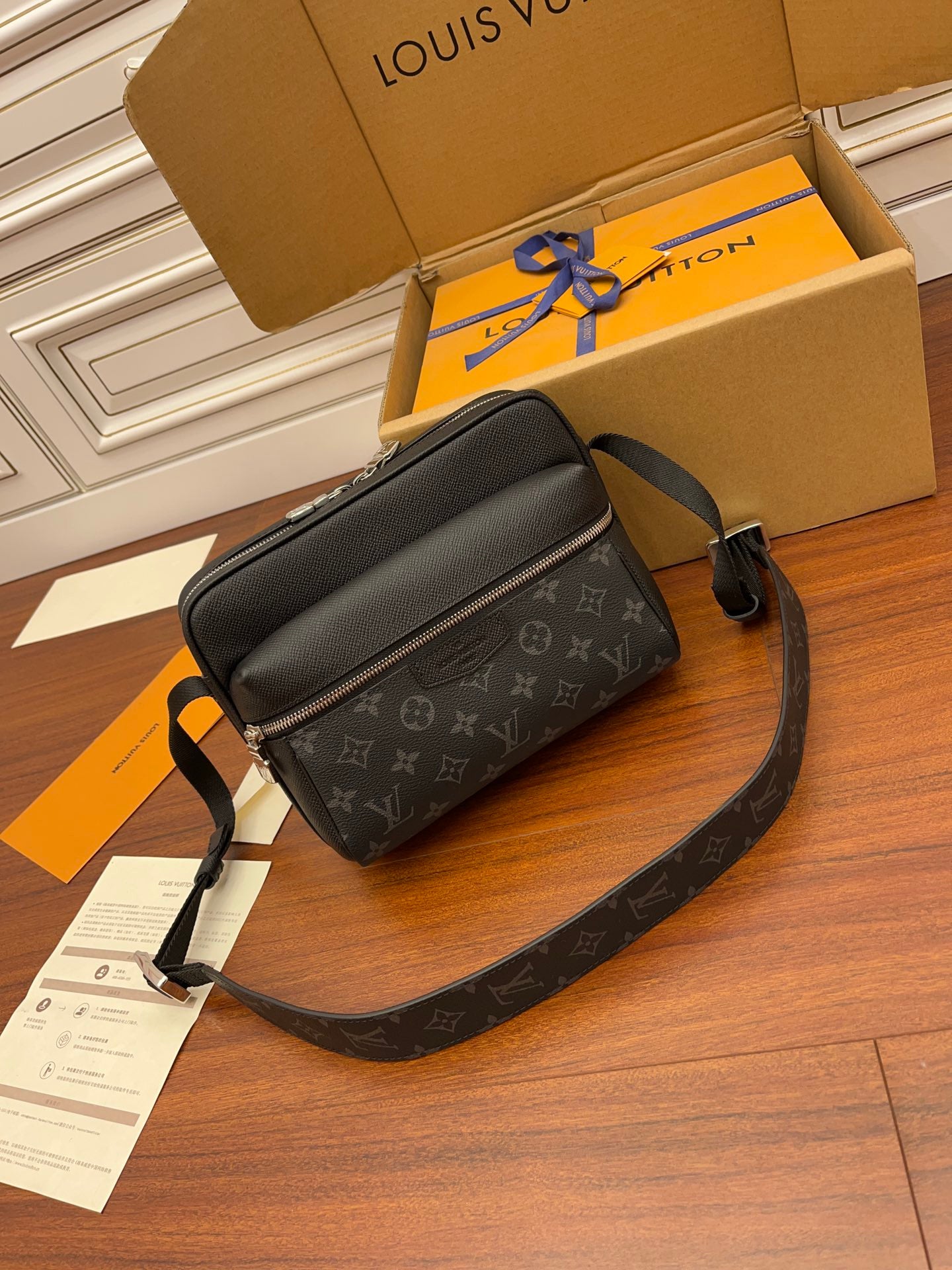 Louis Vuitton Outdoor Messenger M30233