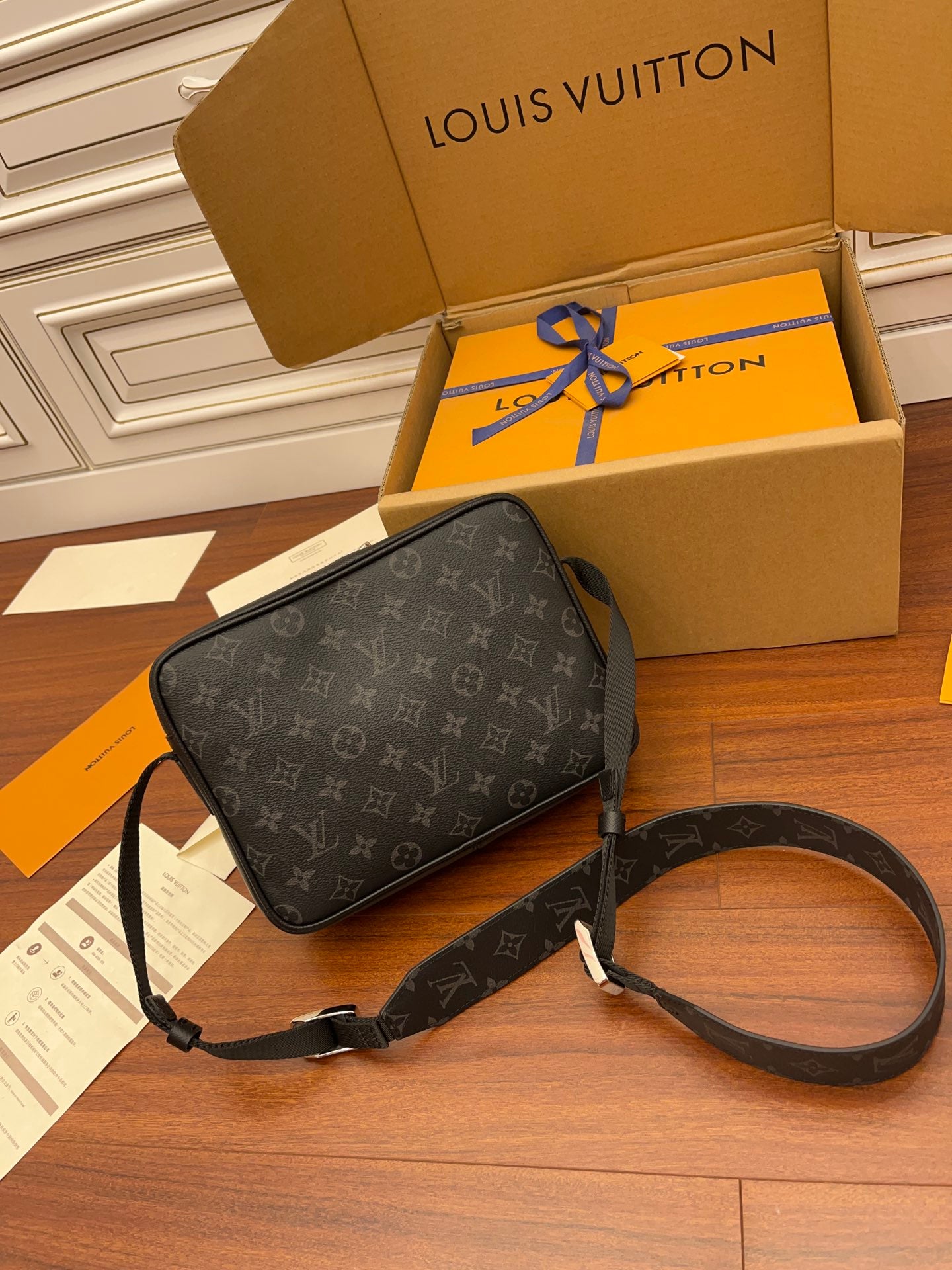 Louis Vuitton Outdoor Messenger M30233