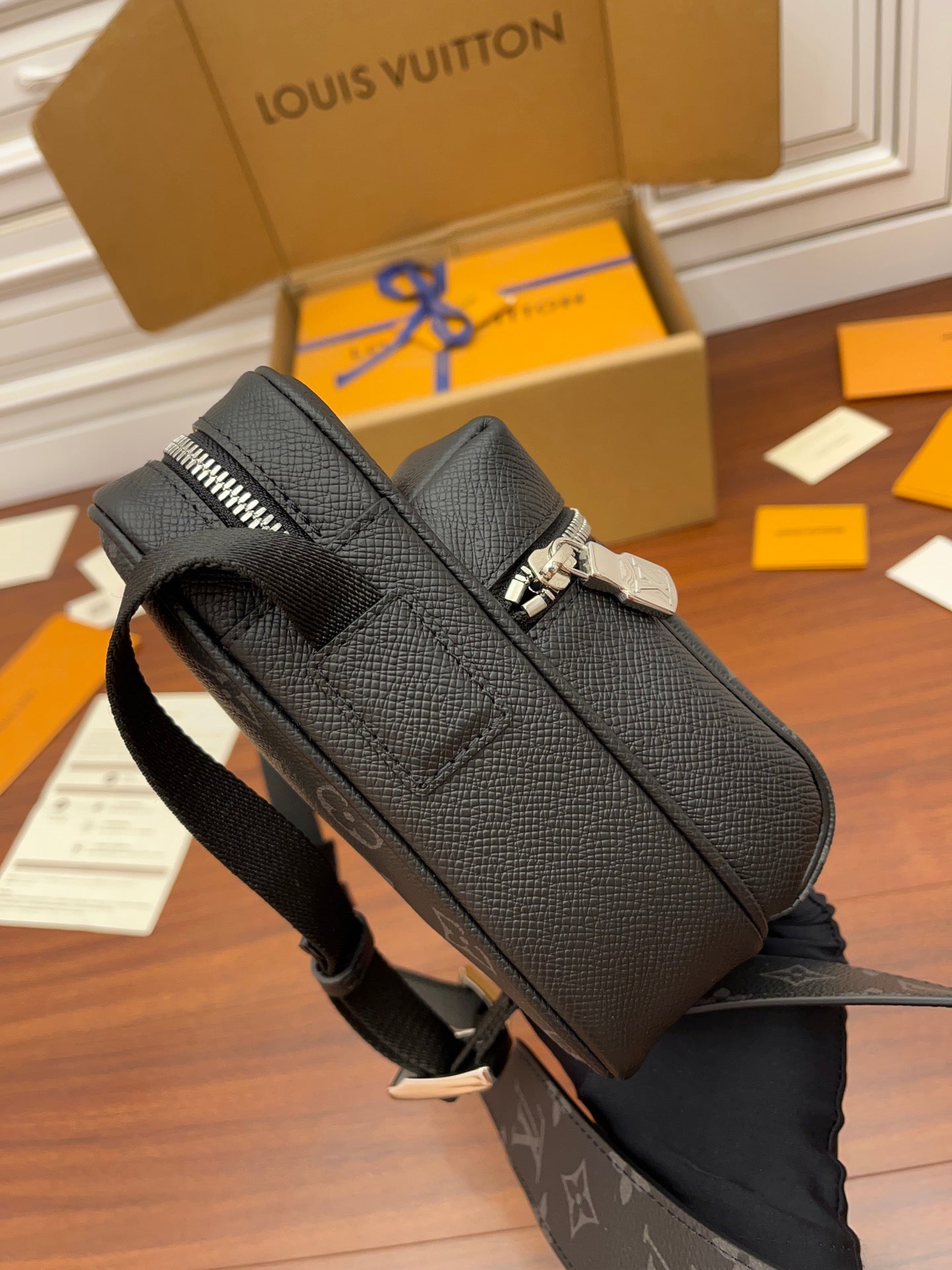 Louis Vuitton Outdoor Messenger M30233