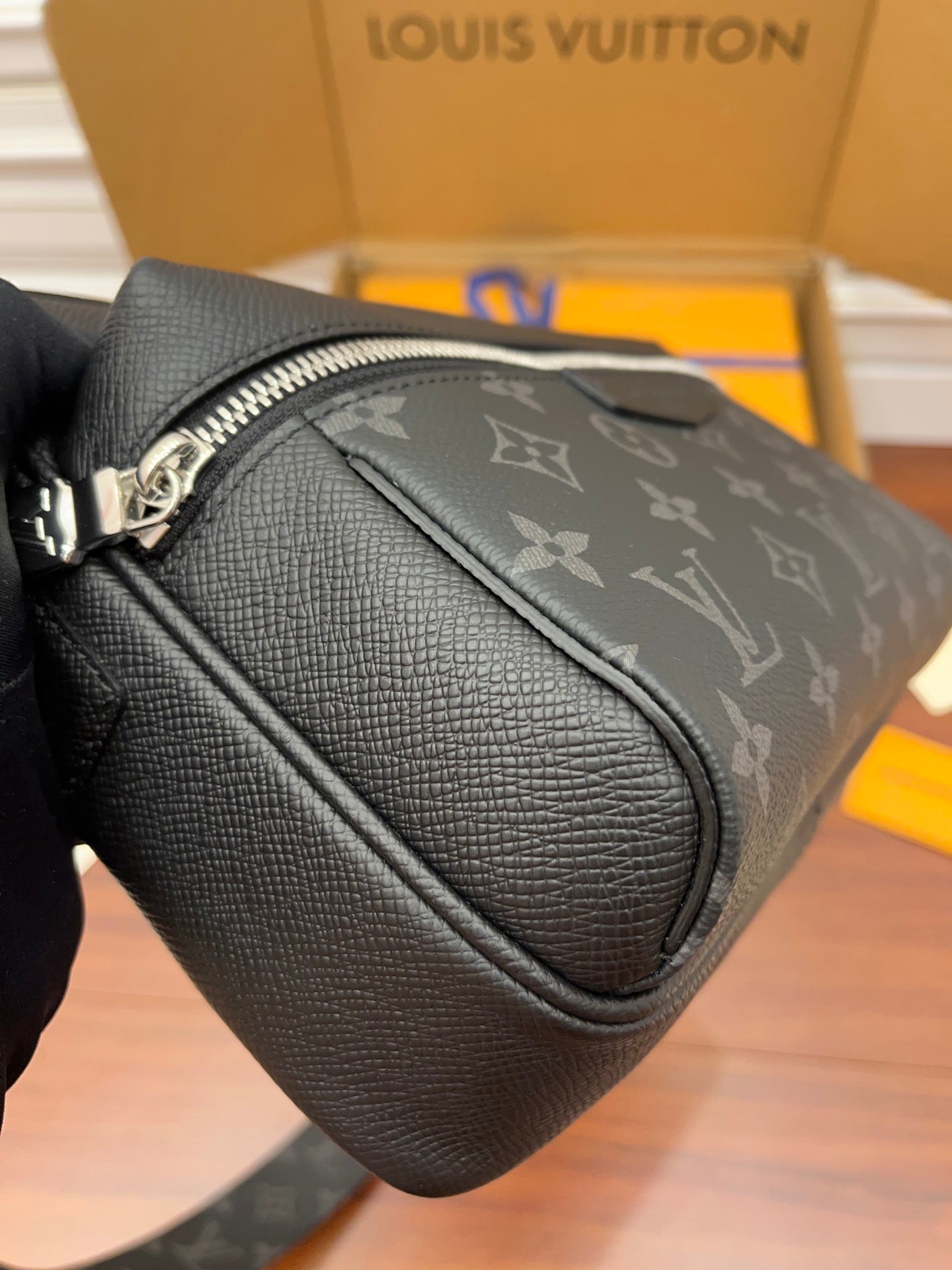Louis Vuitton Outdoor Messenger M30233