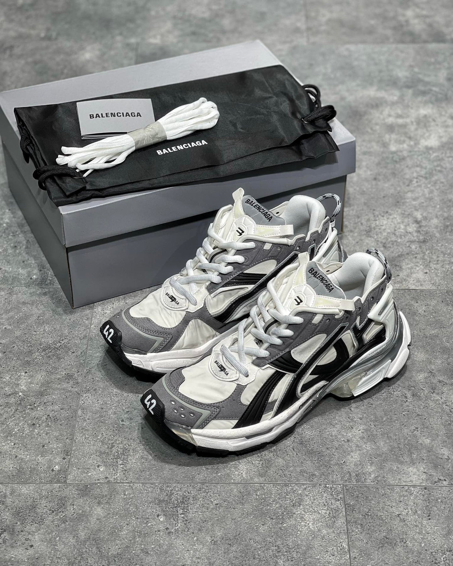 BALENCIAGA MEN'S RUNNER SS23 SNEAKERS
