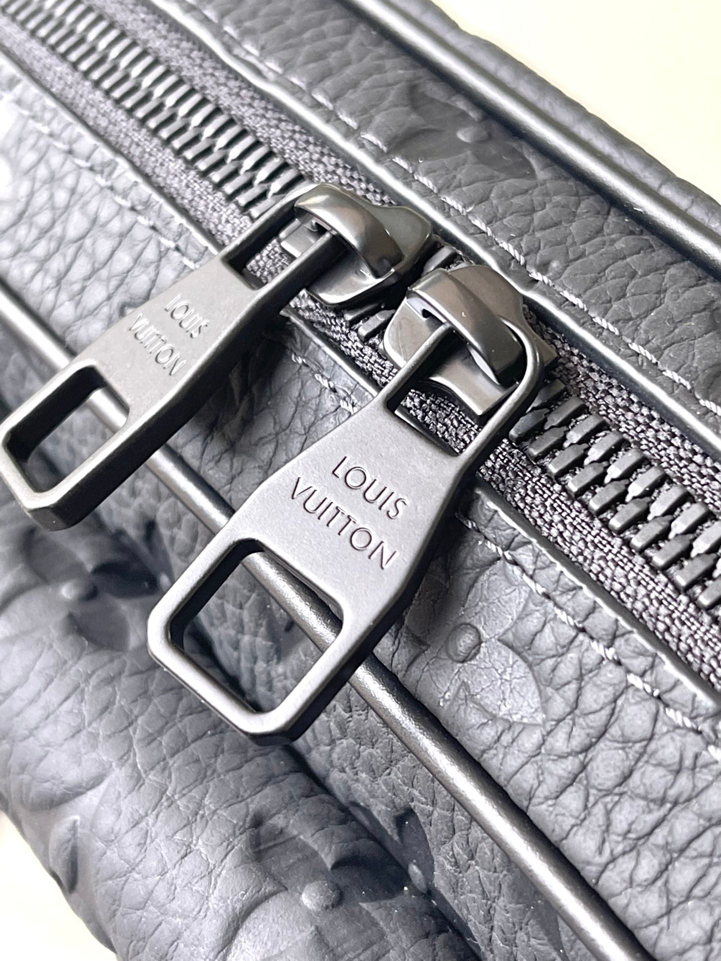 Louis Vuitton Steamer Messenger M23742