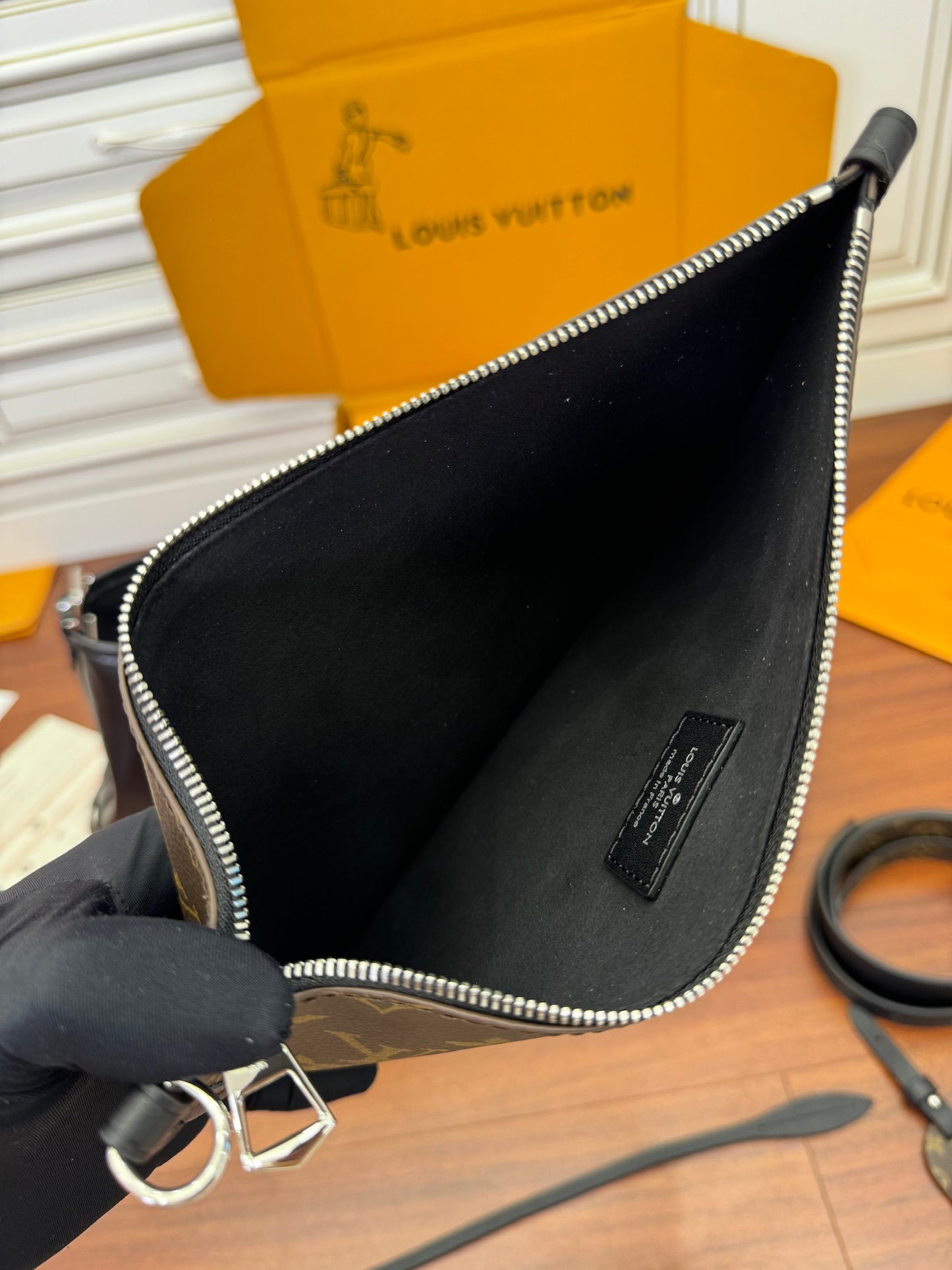 Louis Vuitton CarryAll MM M25143