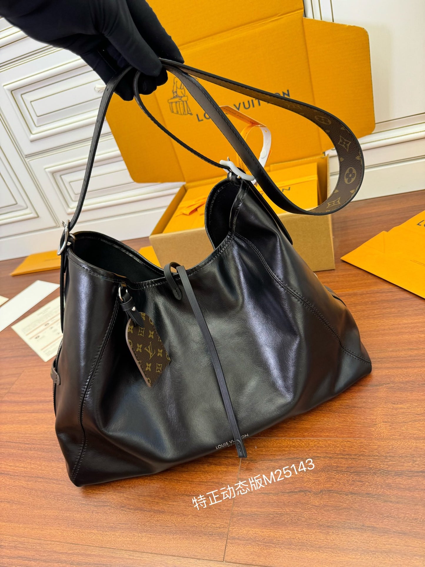 Louis Vuitton CarryAll MM M25143