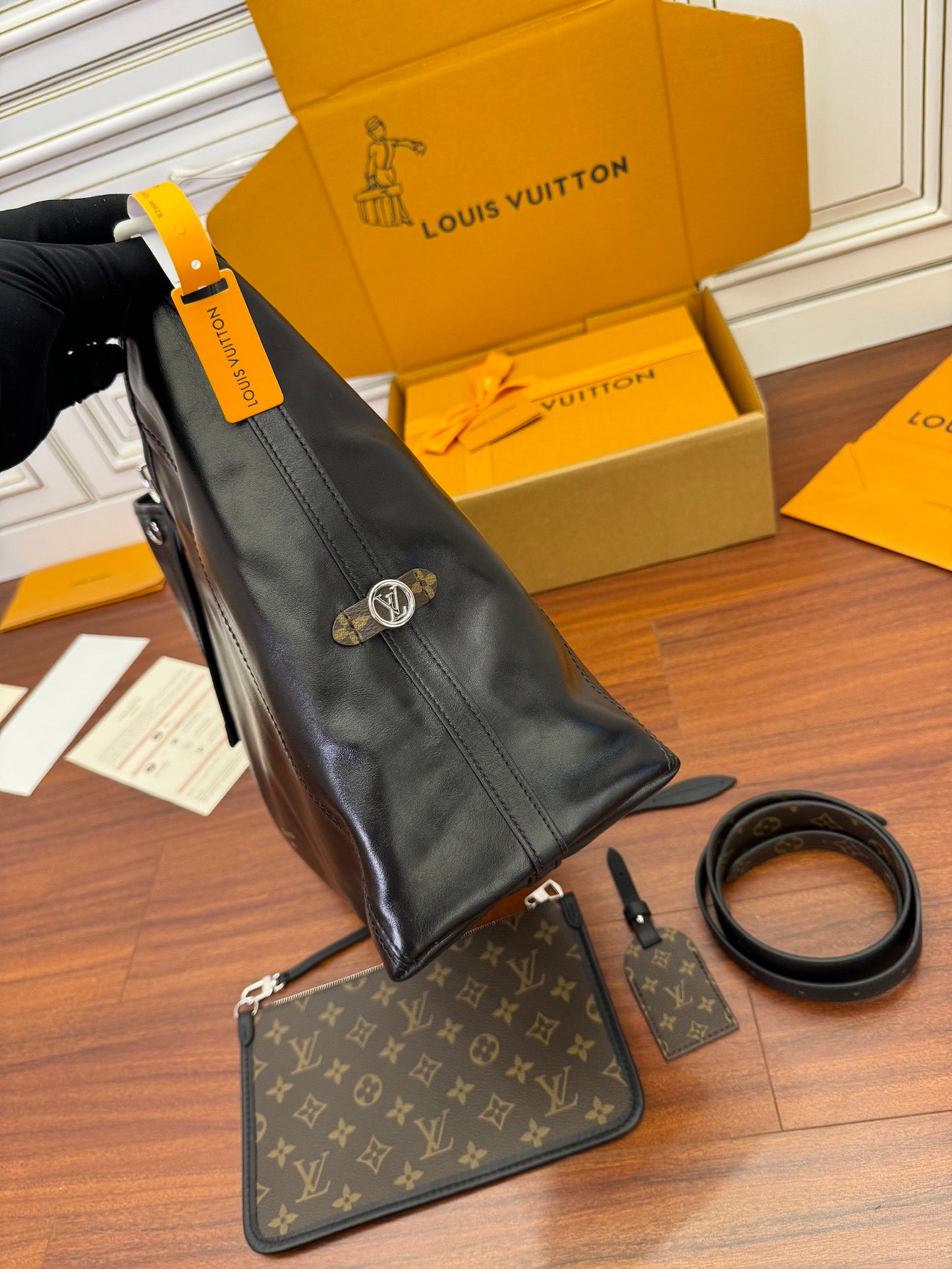 Louis Vuitton CarryAll MM M25143