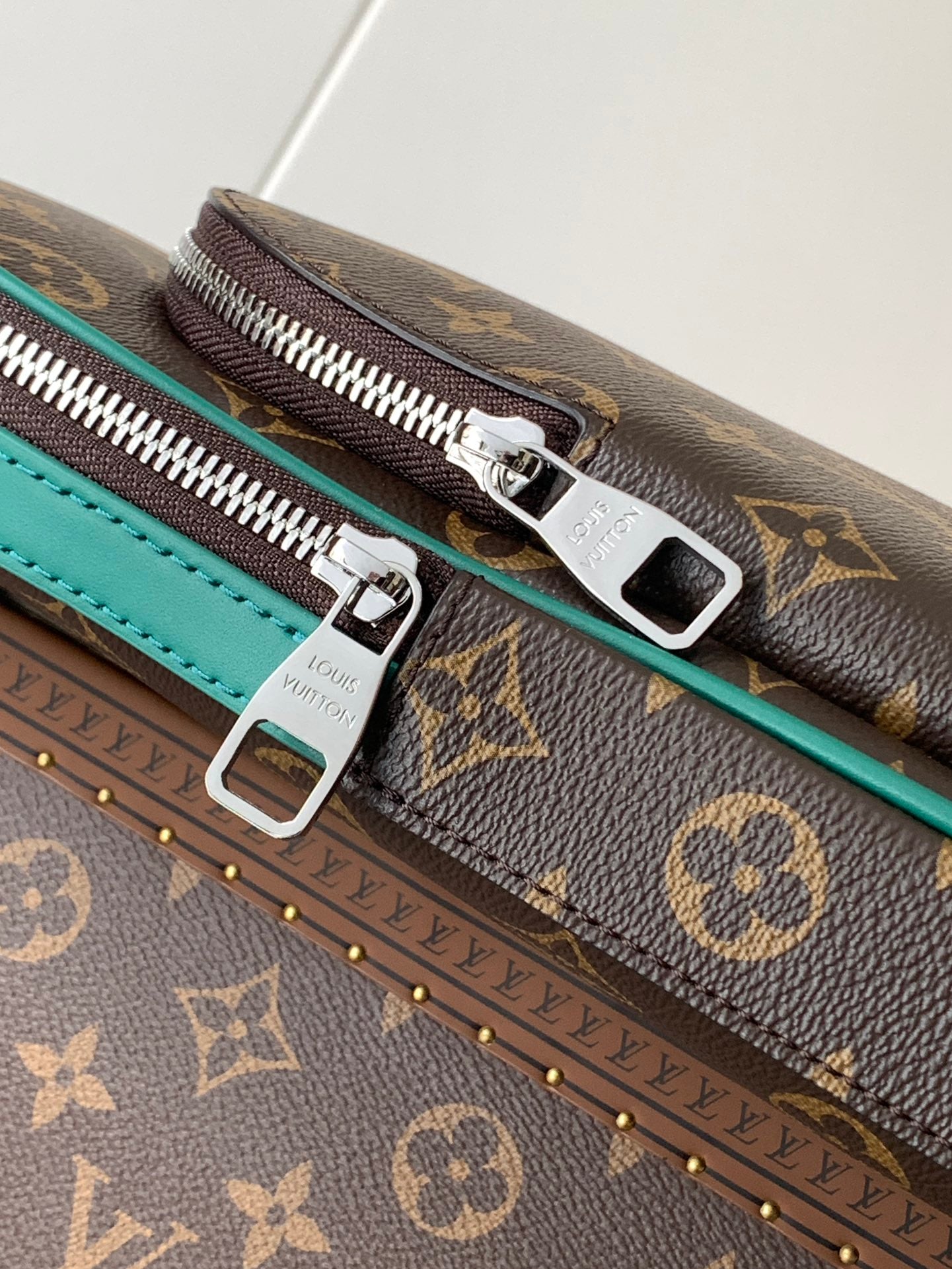 LV Avenue Slingbag M12734