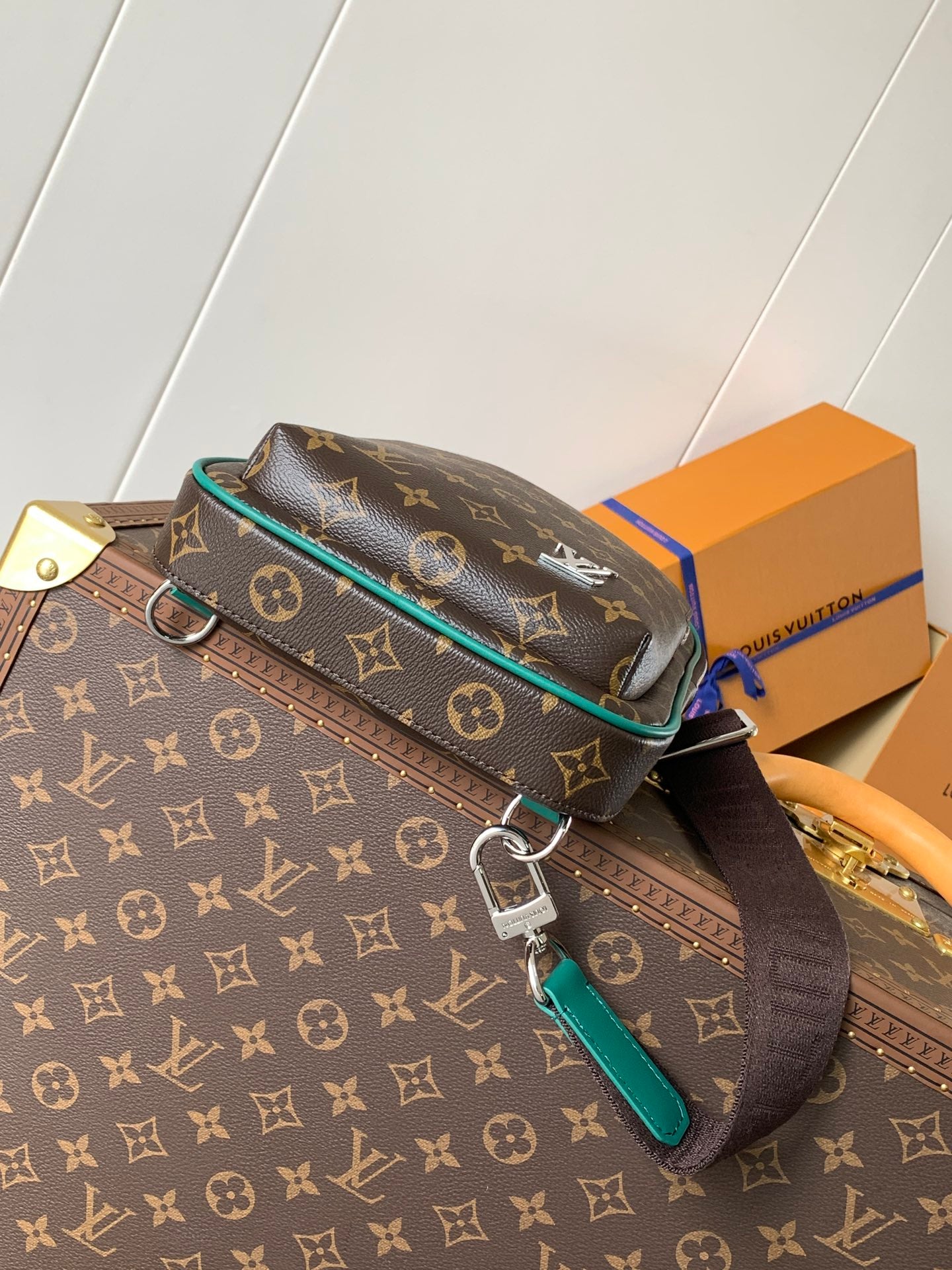 LV Avenue Slingbag M12734