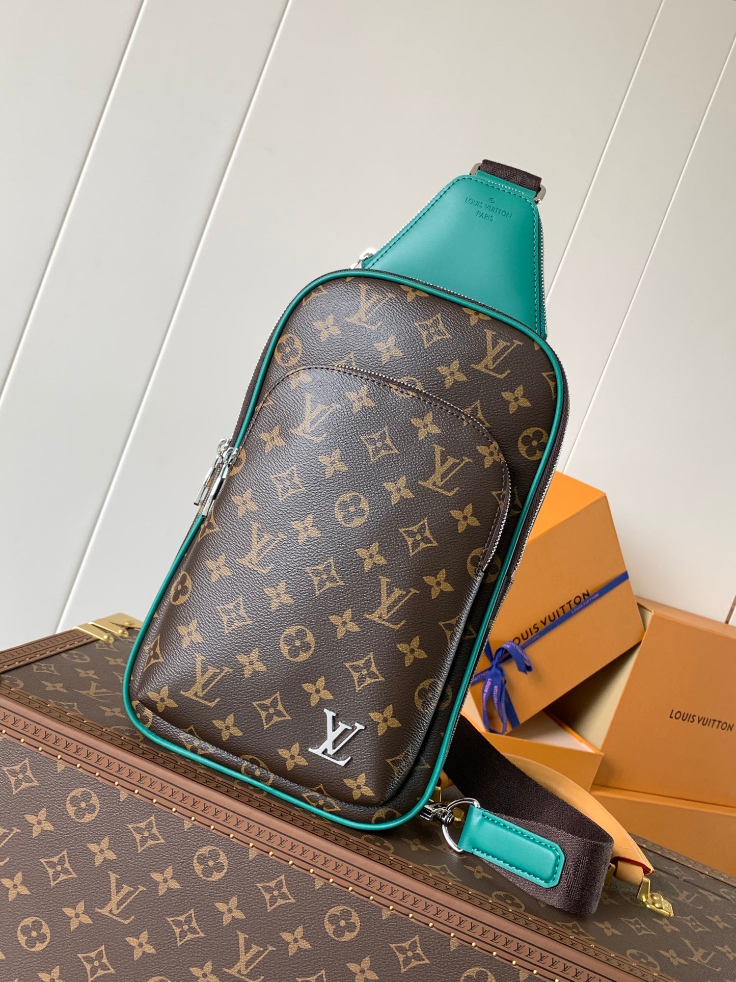LV Avenue Slingbag M12734