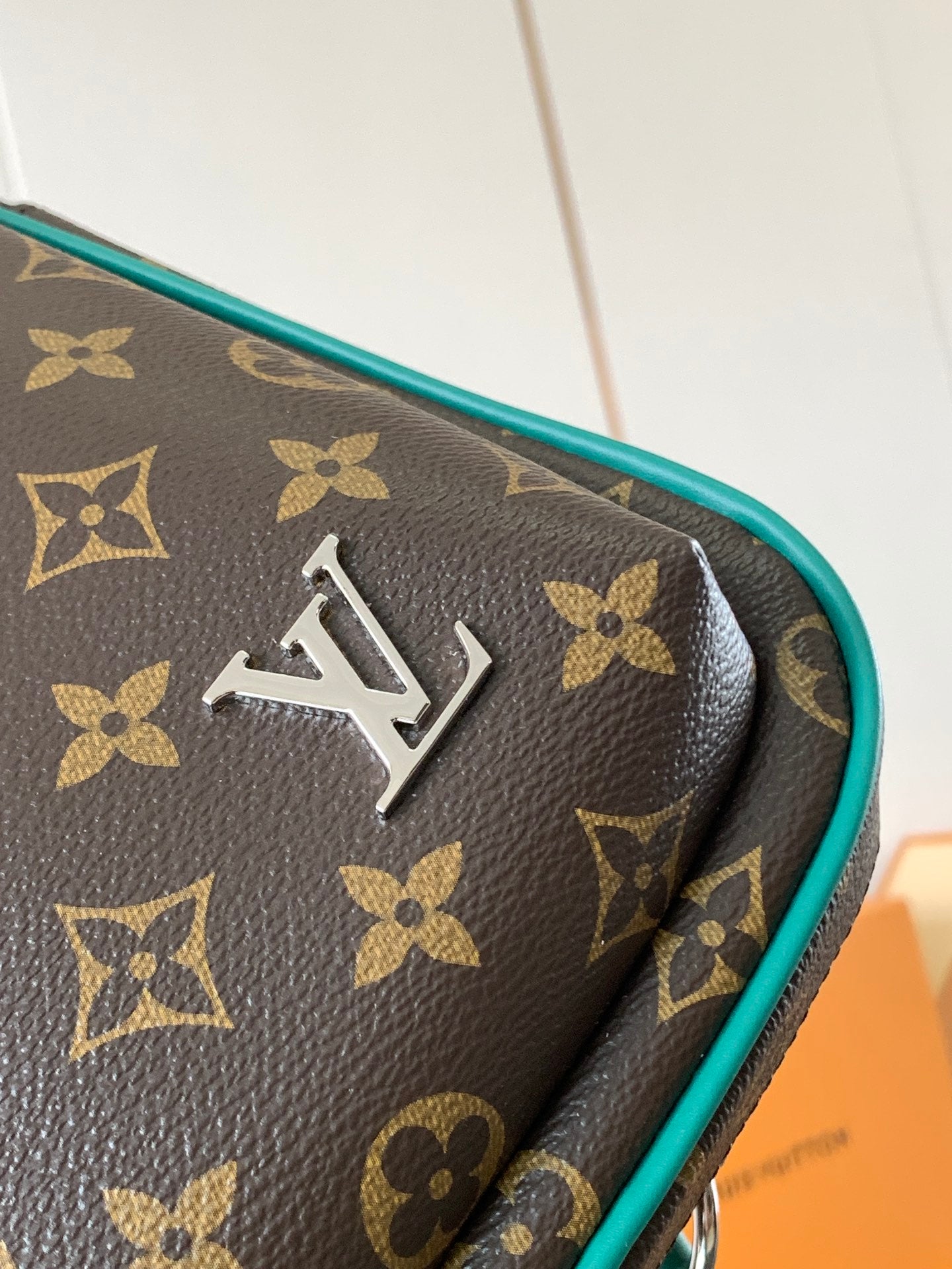 LV Avenue Slingbag M12734