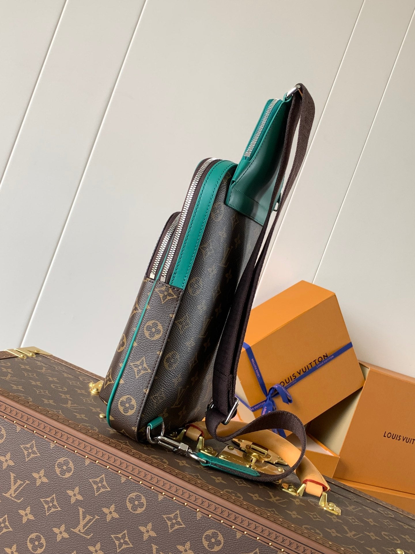 LV Avenue Slingbag M12734