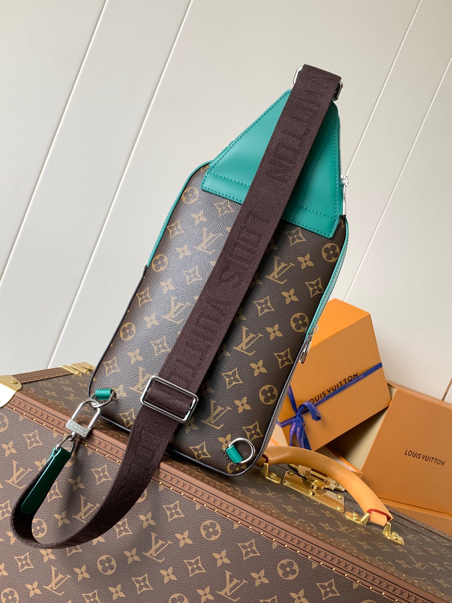 LV Avenue Slingbag M12734