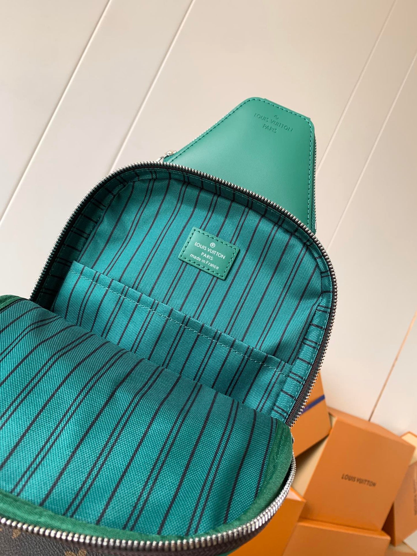 LV Avenue Slingbag M12734