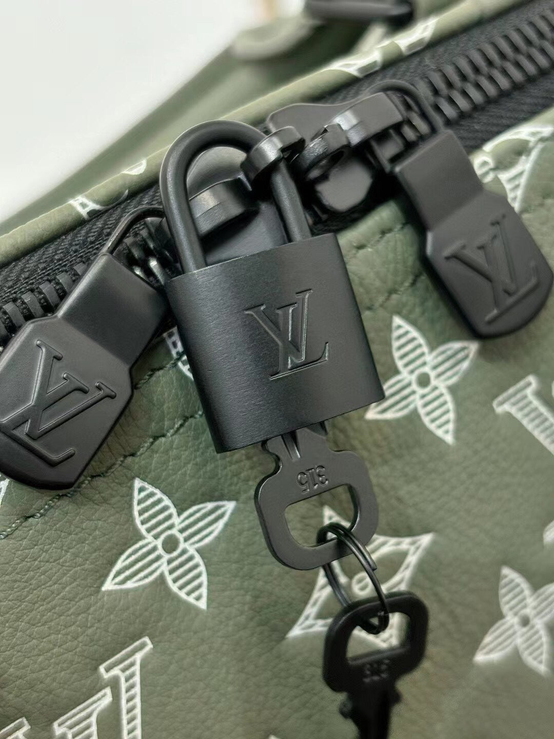 LV Keepall Bandoulière 50 M12504