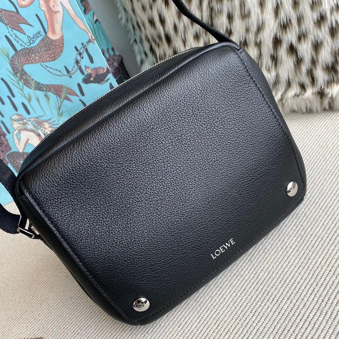 Loewe Medium Pebble messenger bag