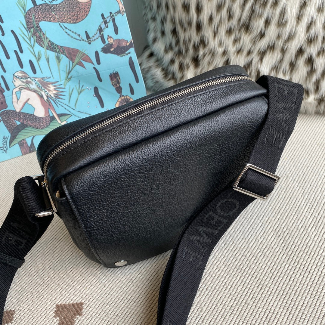 Loewe Medium Pebble messenger bag