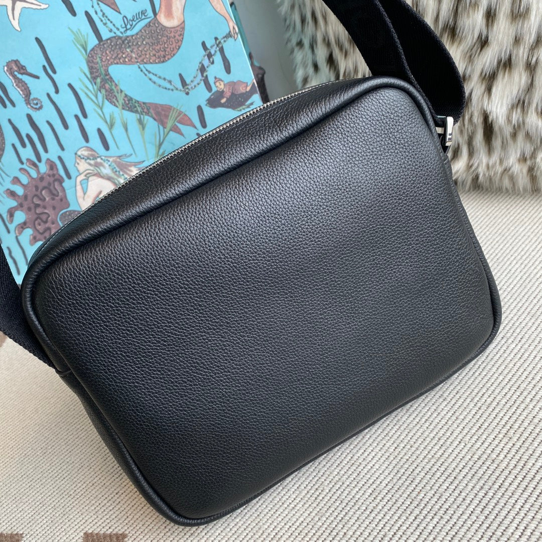 Loewe Medium Pebble messenger bag