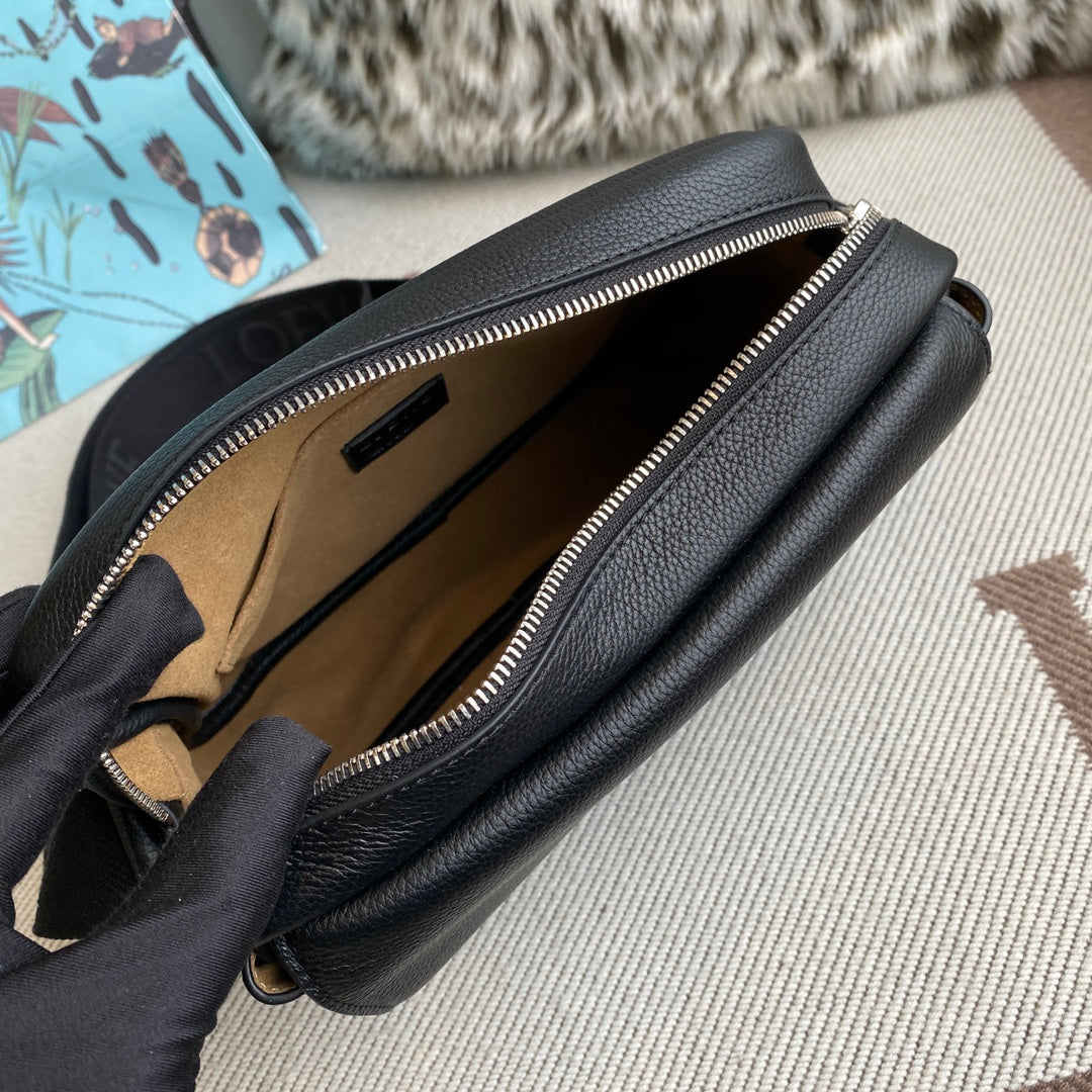 Loewe Medium Pebble messenger bag